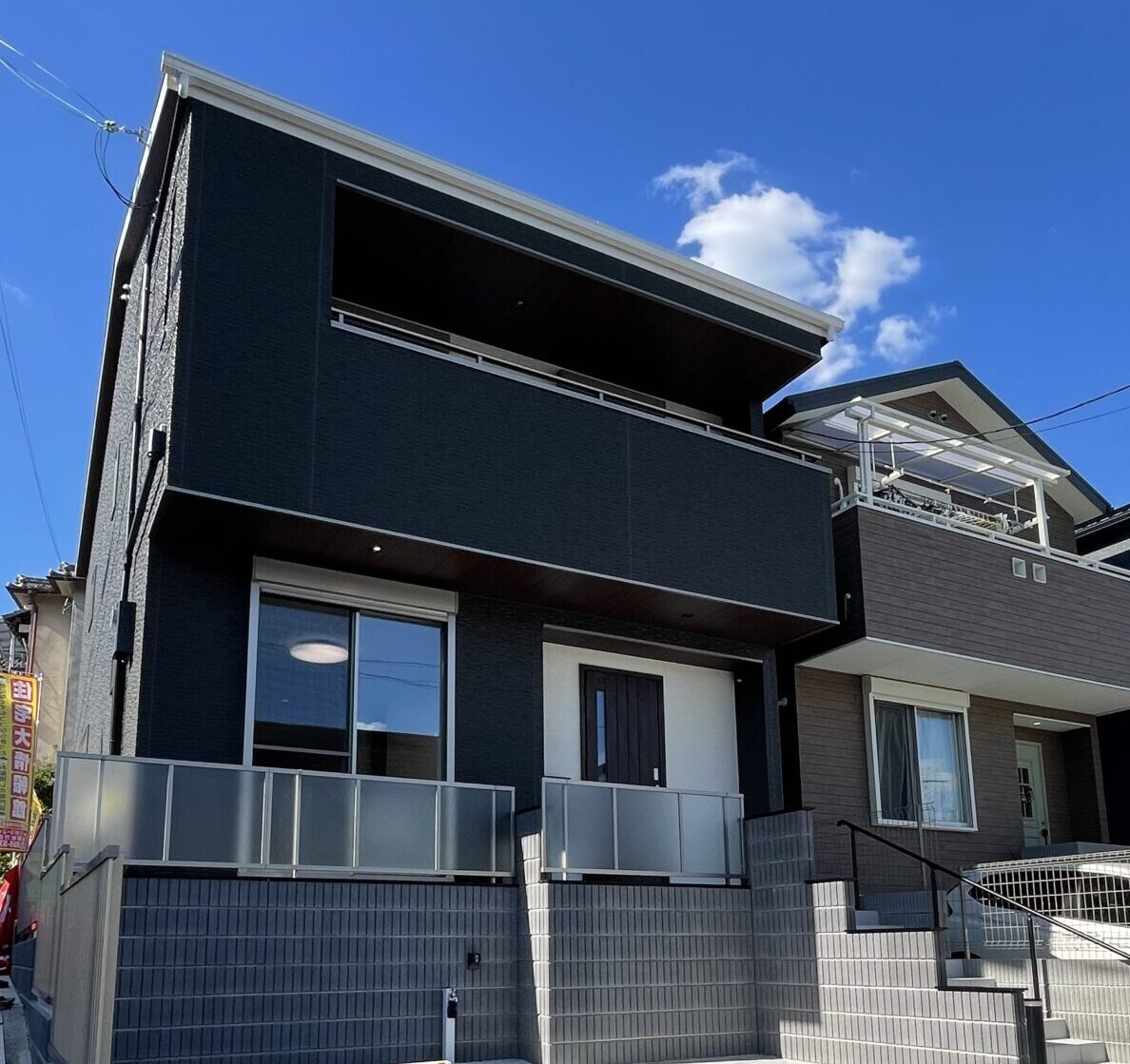 道路に面した角地ですが、プライバシーをしっかりと確保できるよう窓の位置を工夫しつつ、空を近くで感じられるように計算されたお家。