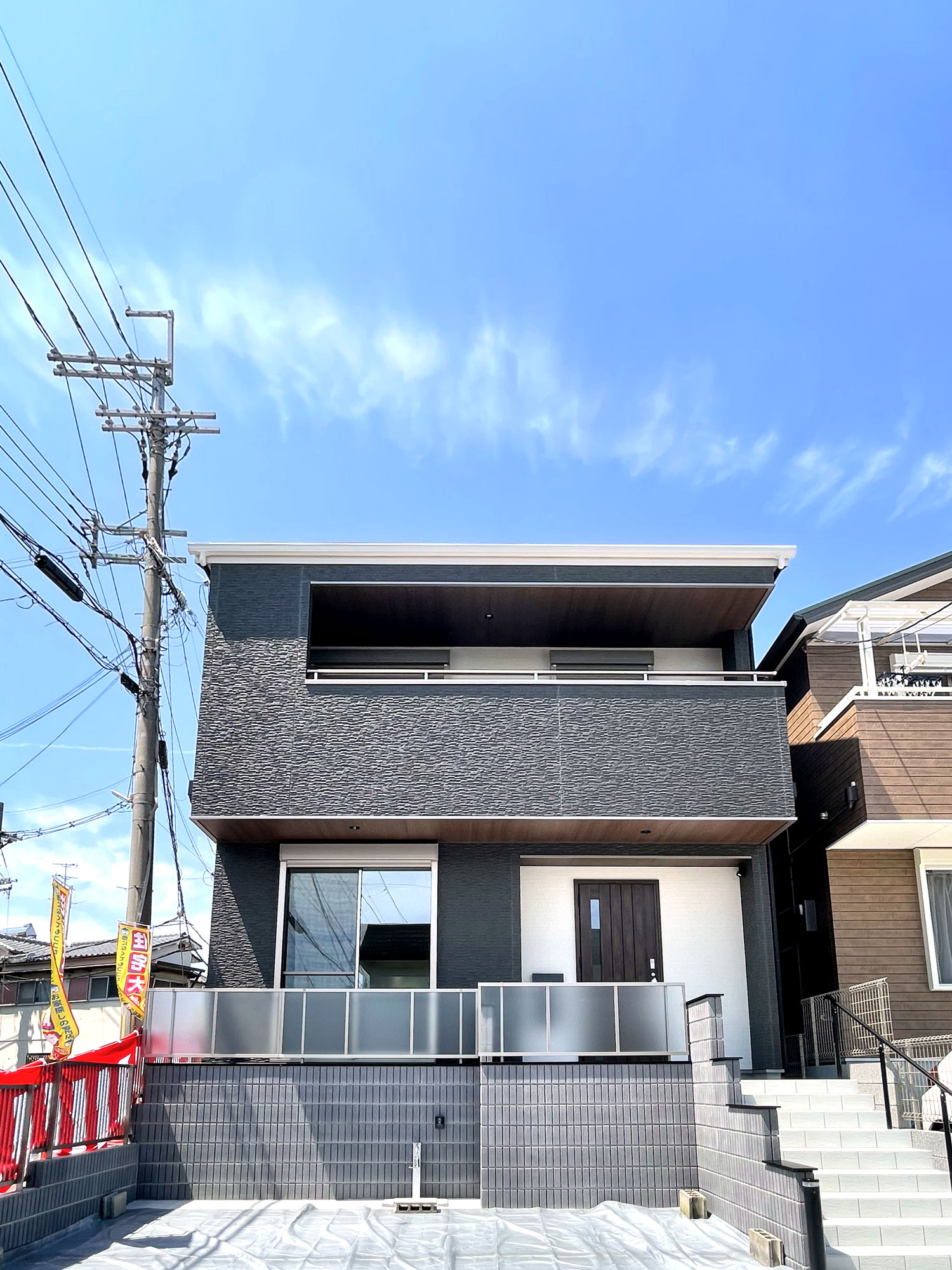 軒天にはウッドを使用し、木の暖かさを感じられるモダンなデザインです。また、外壁は16ｍｍのものを使用し、重厚感ある丈夫な外壁です。