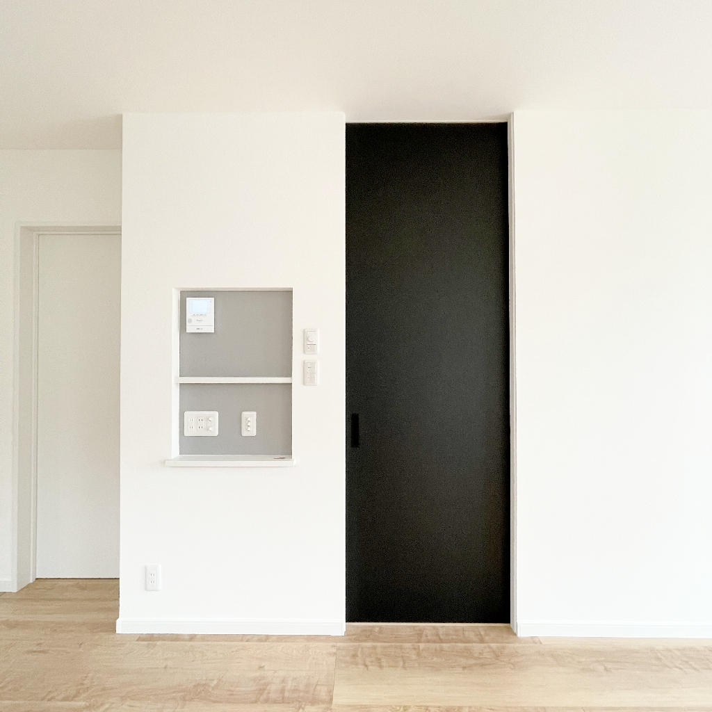 希少なハイエンド建具。リビングドアは天井まであり、お客様をお出迎えする一つのオブジェの様な高級感のあるデザイン。また換気も効率よくおこなえます。