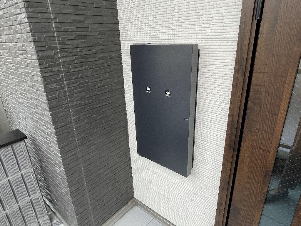 非接触型宅配BOXは、壁内蔵型のため家の中から荷物の受け取りが可能！外出中でも荷物の受け取りができて不在手続きも不要です。
