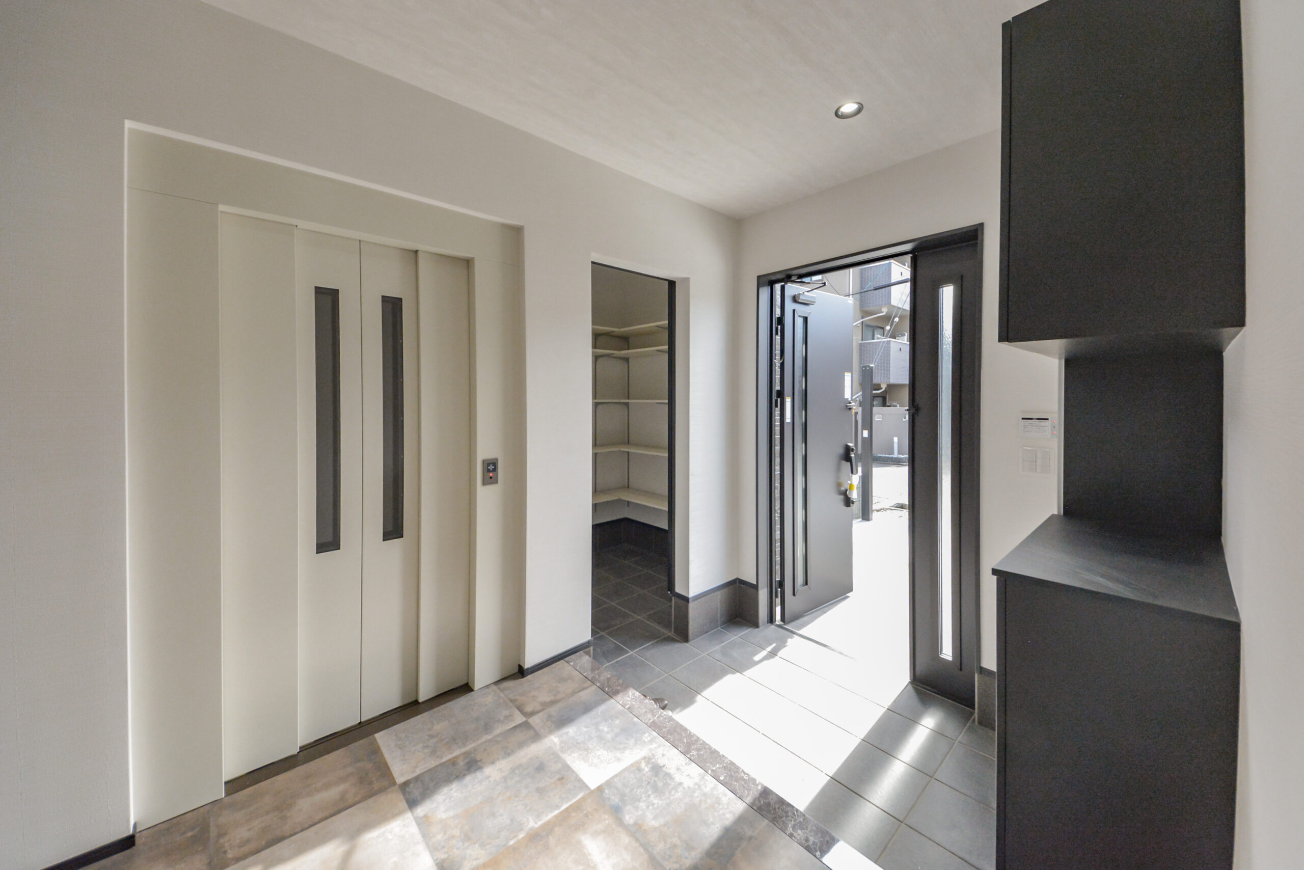 【エレベーターと玄関】