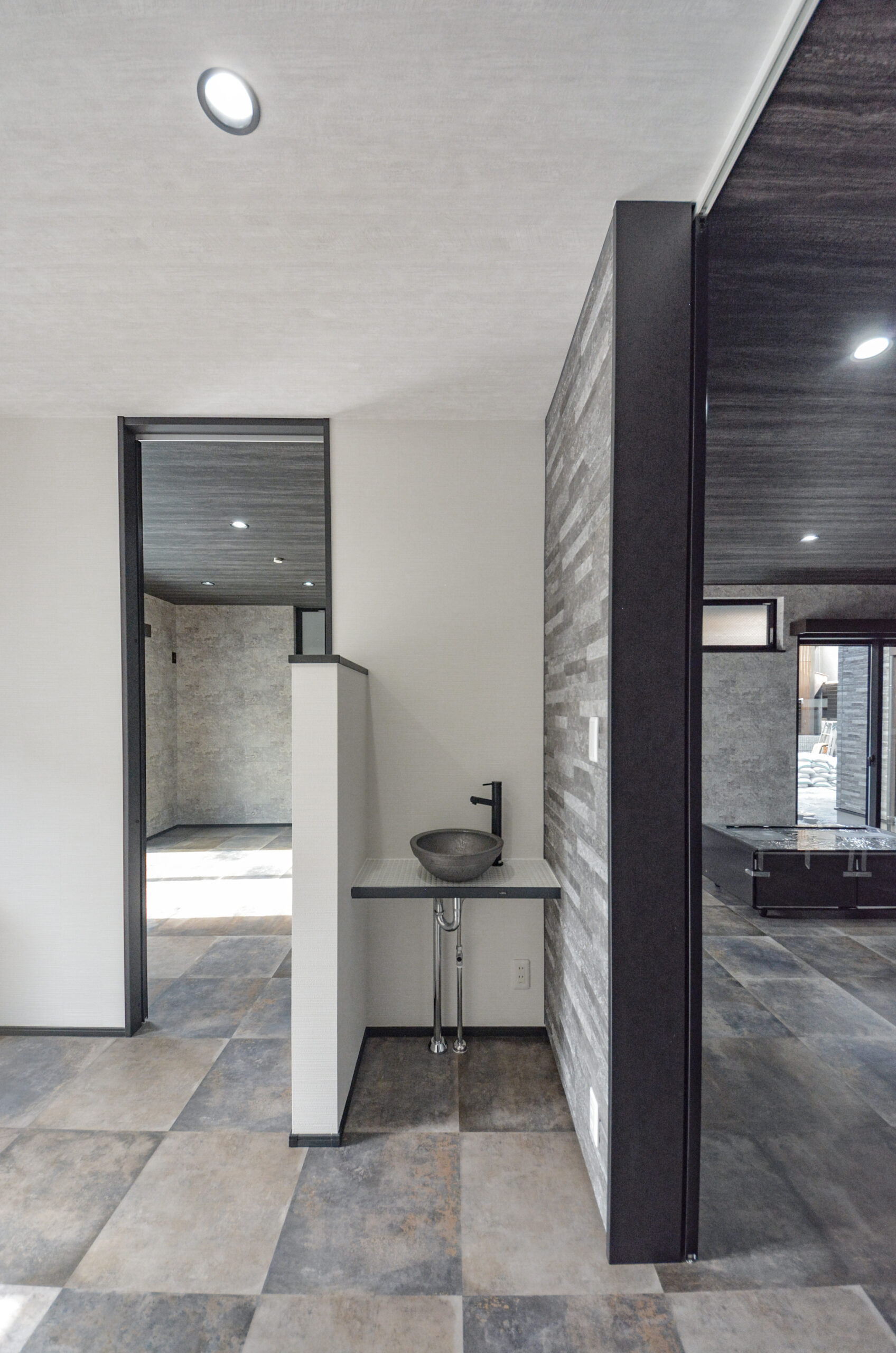 【玄関手洗い】
落ち着いたモノトーンの玄関手洗い。
リビング側の壁には外壁と同じサイディングを採用しています。