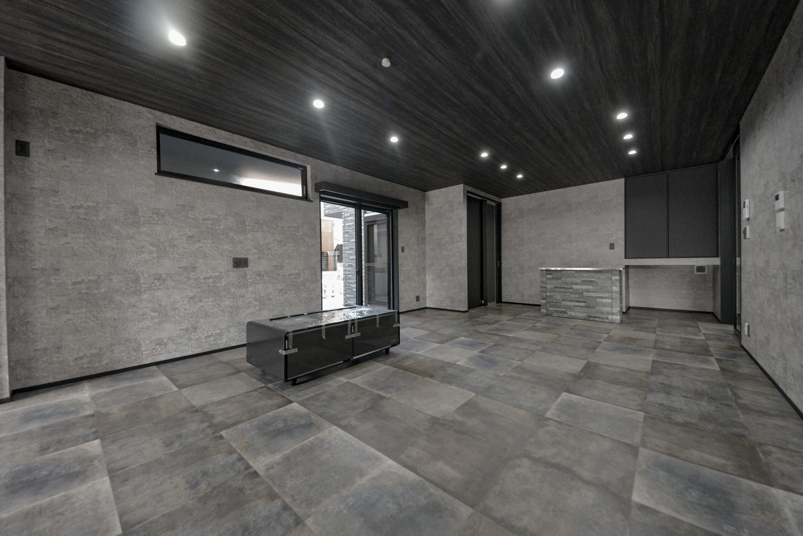 【リビング】
広々としたリビングは全体を黒で統一し、モダンな印象に。