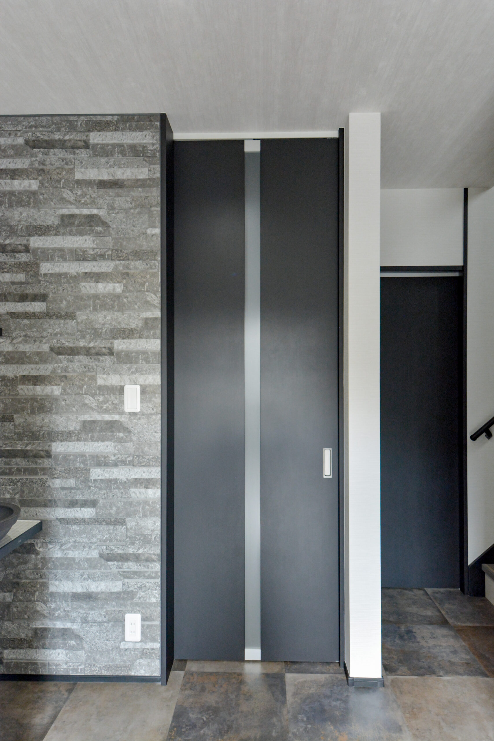 【リンビングのドア】
空間に高級感を演出するハイドア。