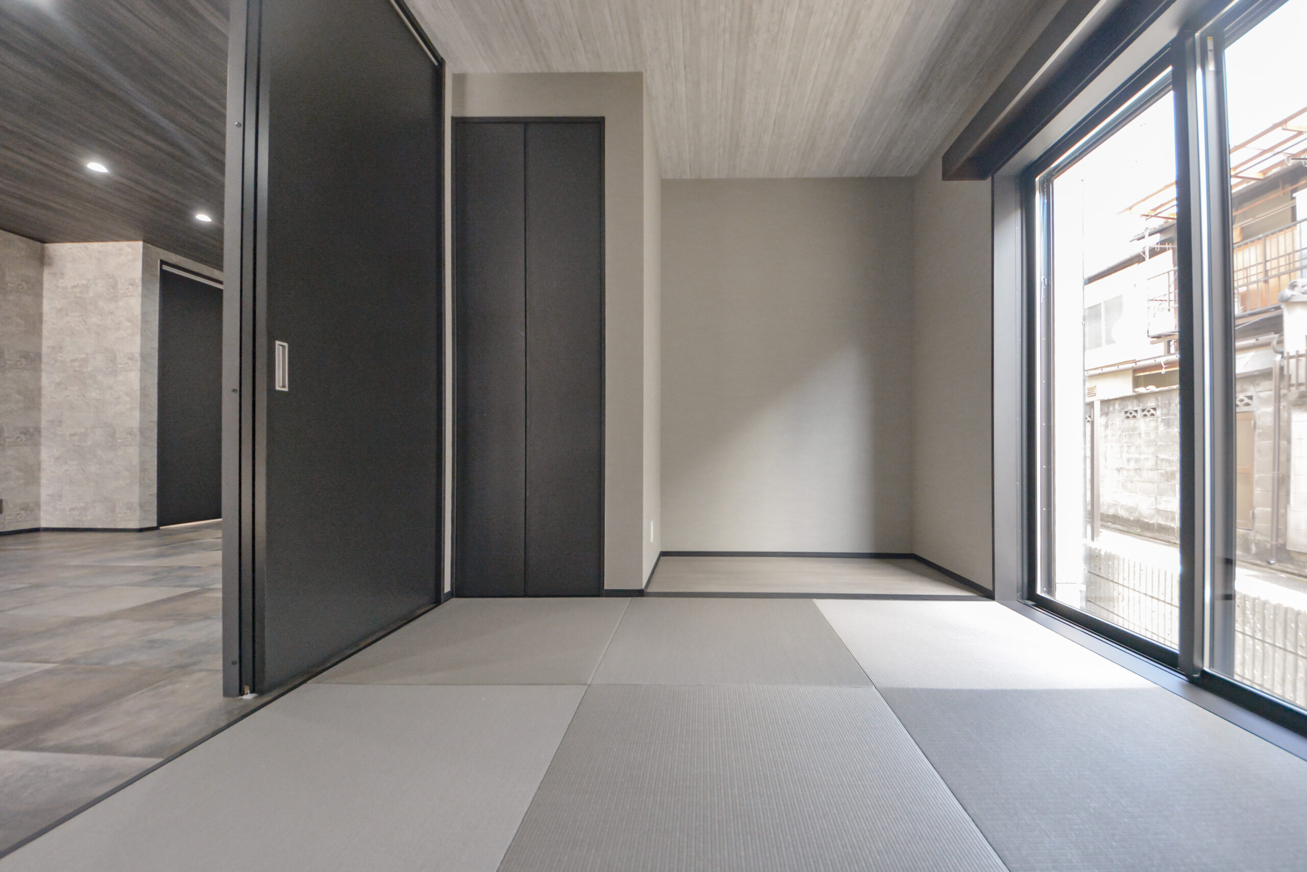 【1階和室】
法事の時の使用を想定して作られたお部屋。
法事の際はリビングと空間を仕切り、玄関から直接出入りができるよう設計されています。