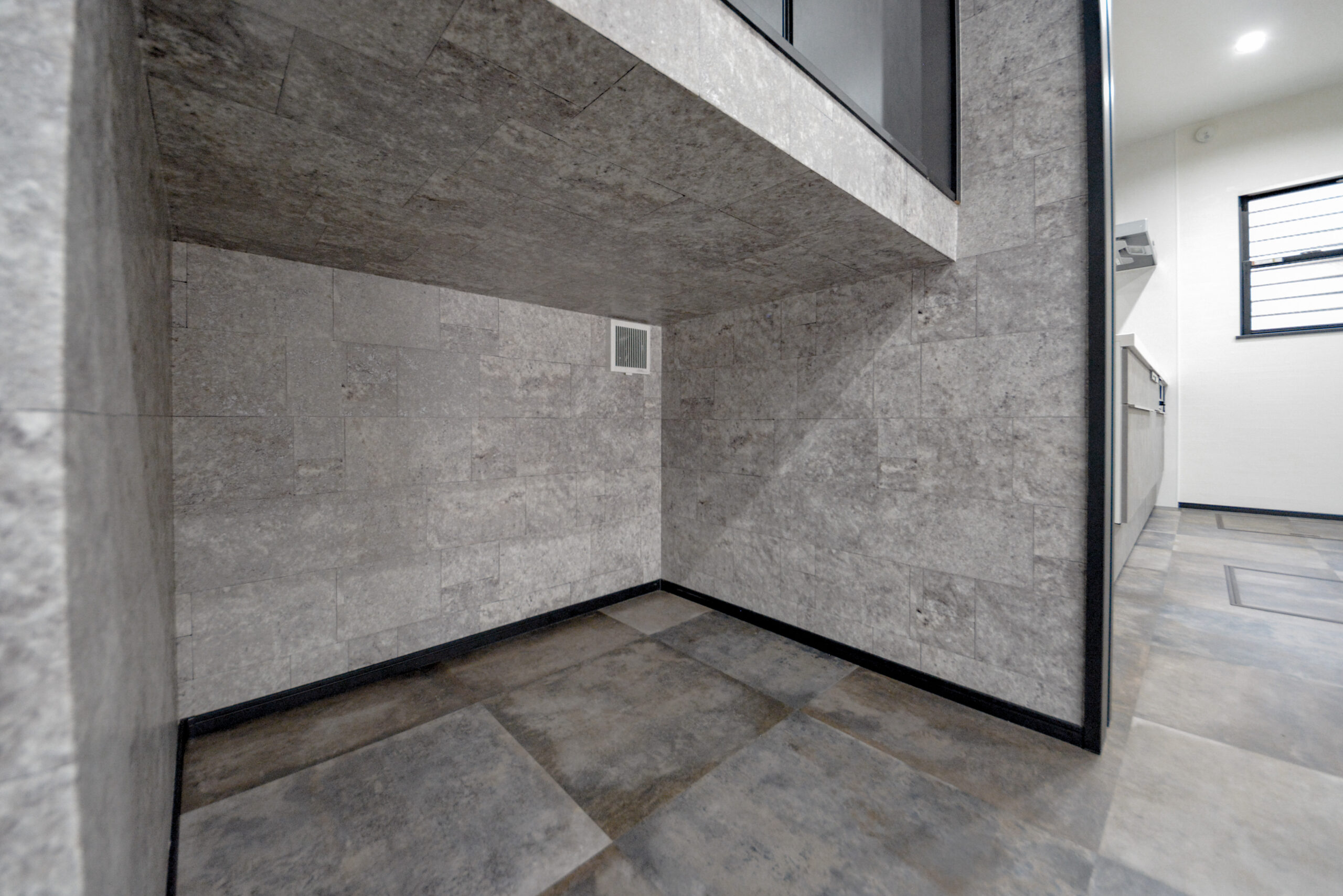 【リビング収納】
リビング収納の下部には換気扇付きのスペースが。
こちらは愛犬のトイレスペースとして設計されたそうです。