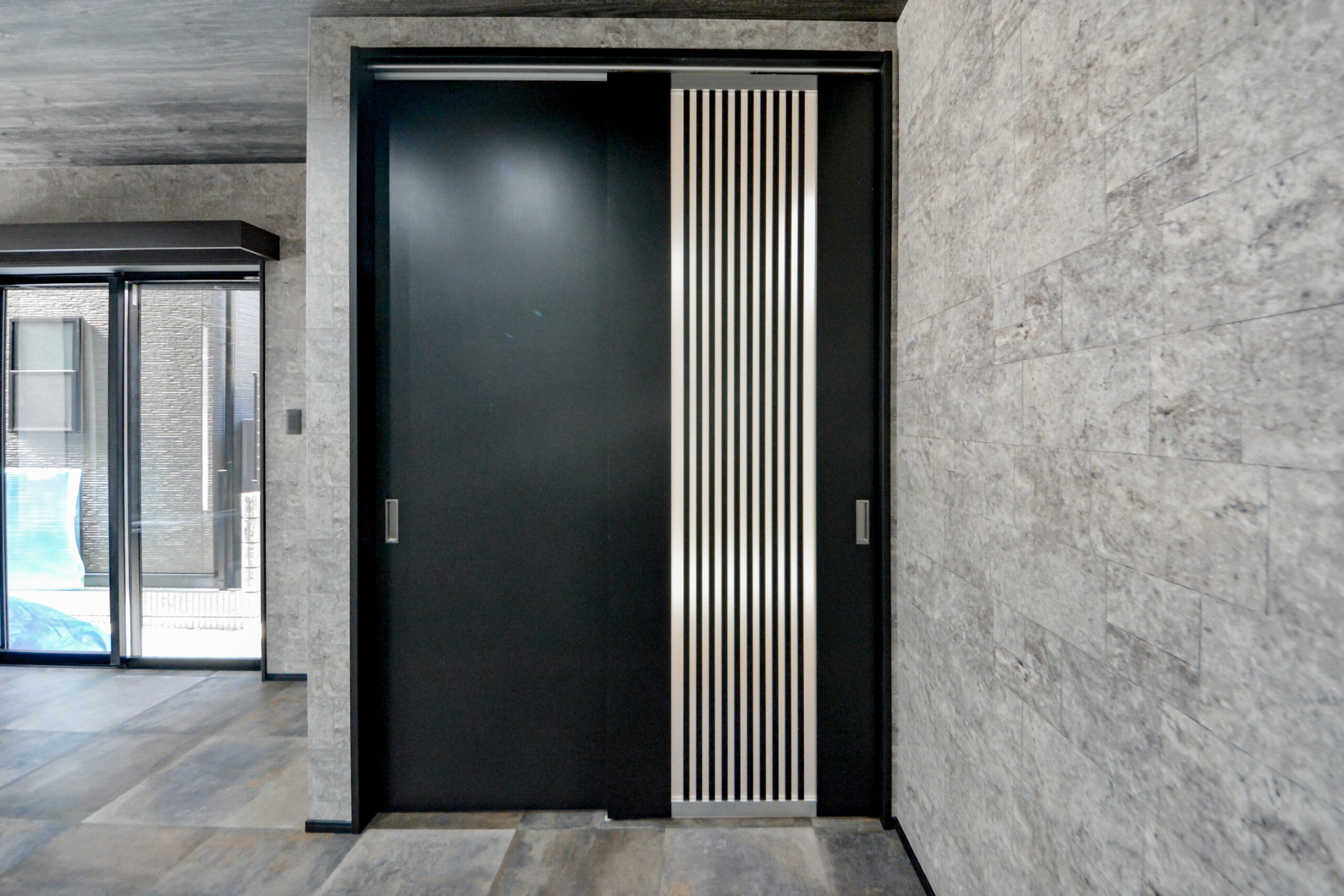 【1階洋室】
キッチンの向かい側にある洋室につながるハイドア。