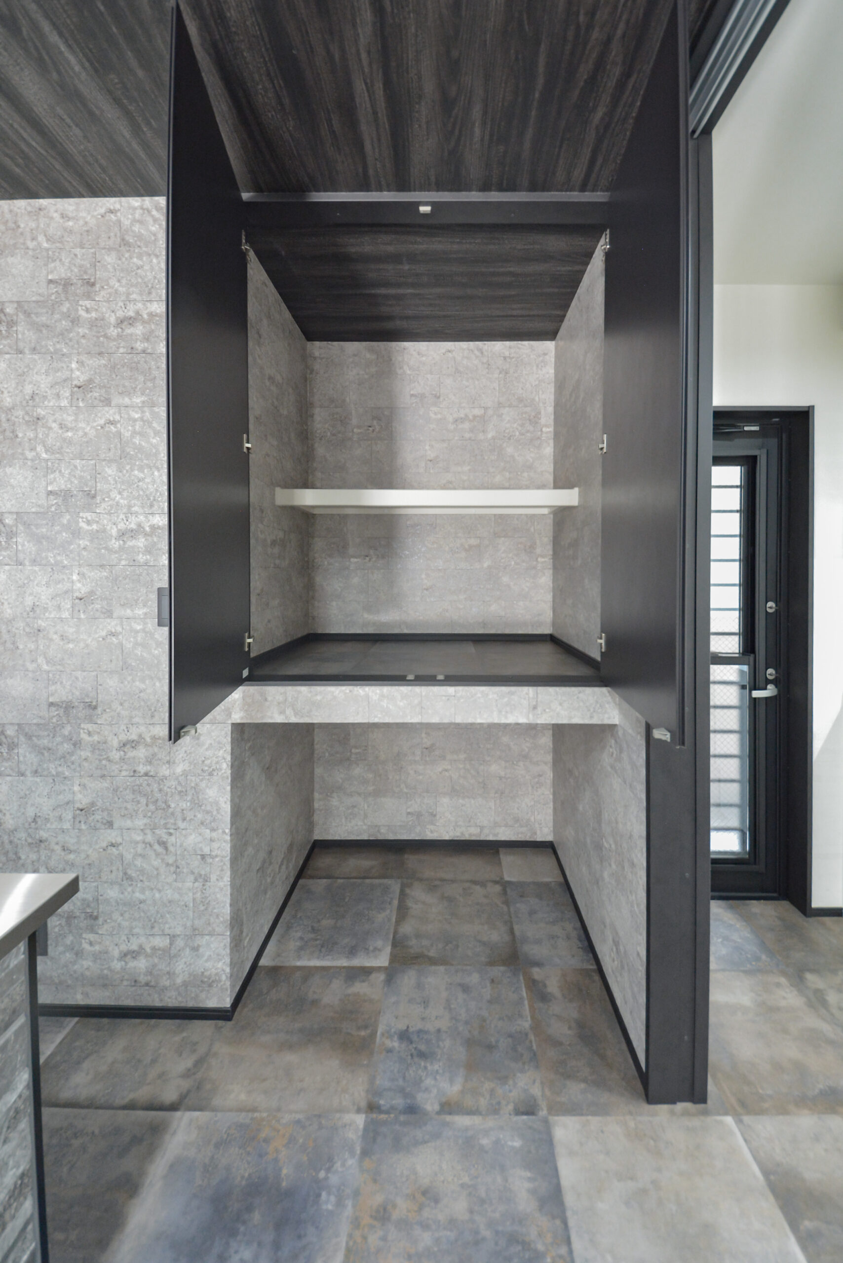 【リビング収納】
奥行きのあるゆったりとした収納スペース。