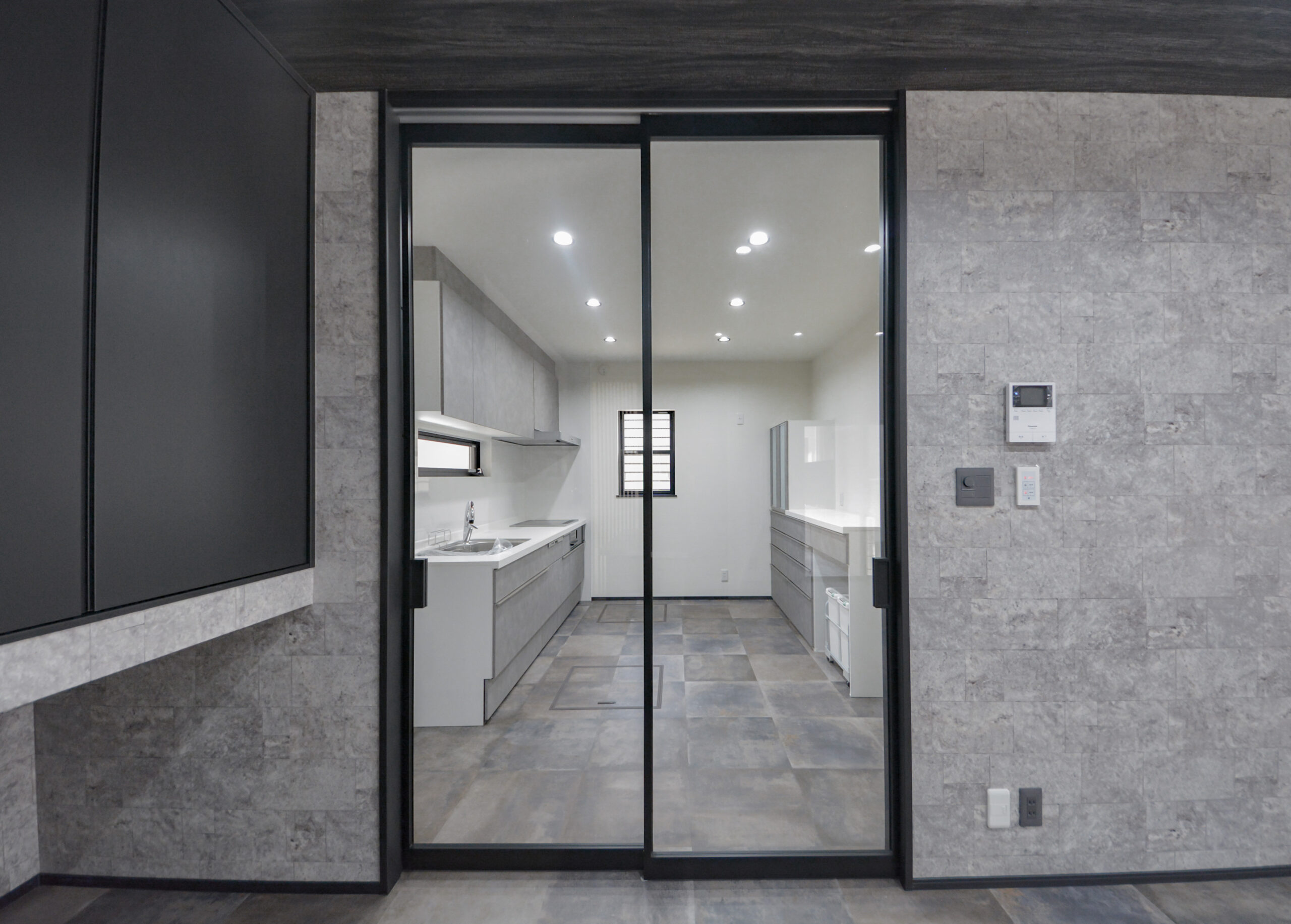 【キッチン】
キッチンとリビングの間にはガラス張りのハイドアを設置。