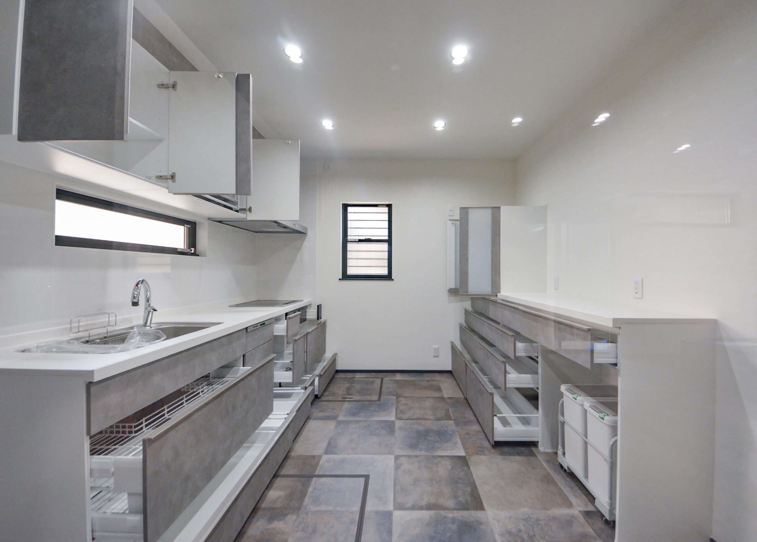 【キッチン】
カップボードとシステムキッチンだけでこれだけの収納スペースが確保されています。