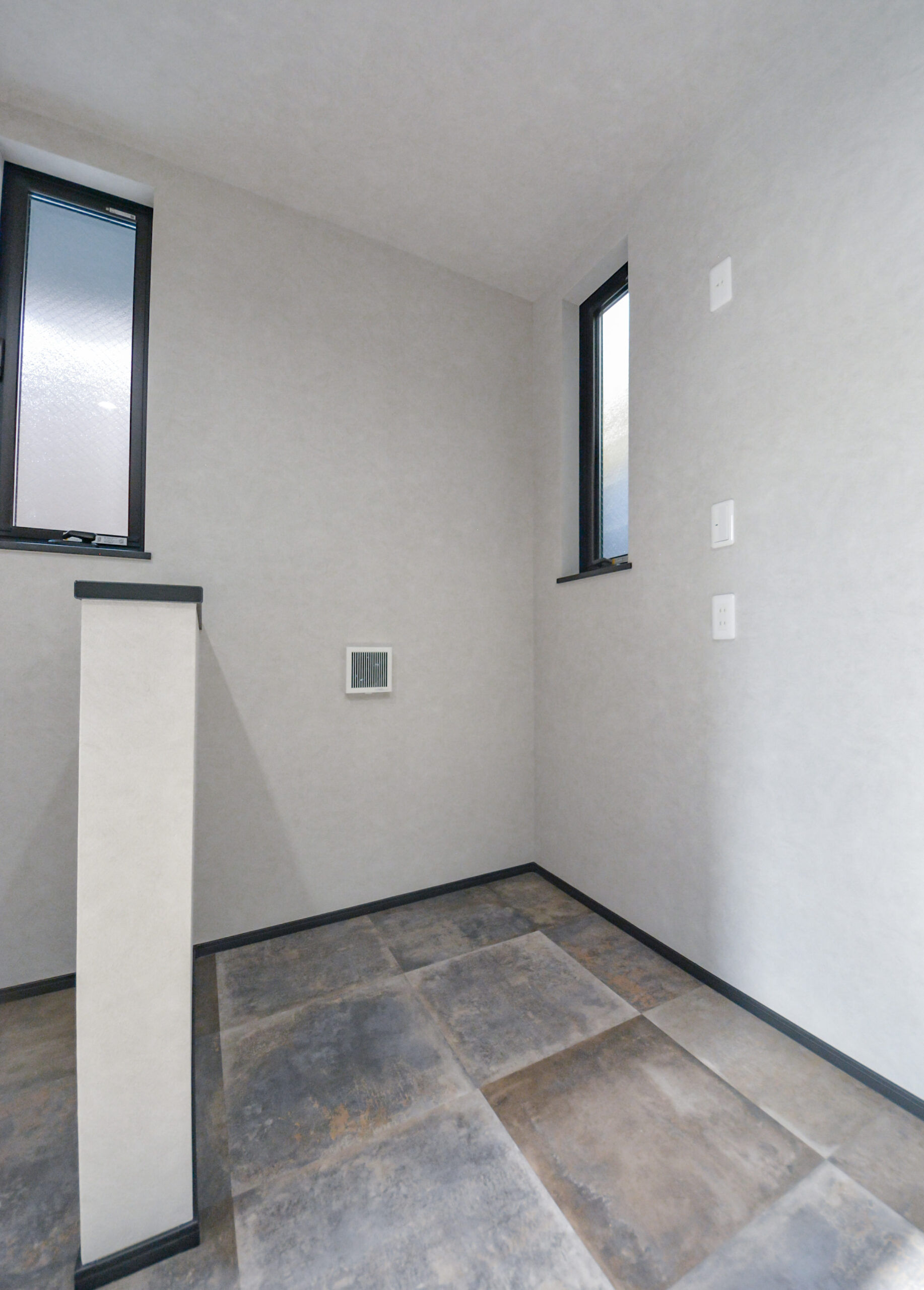 【1階洋室】
こちらもリビング収納下と同じく、トイレスペースを想定して換気扇を設置しています。