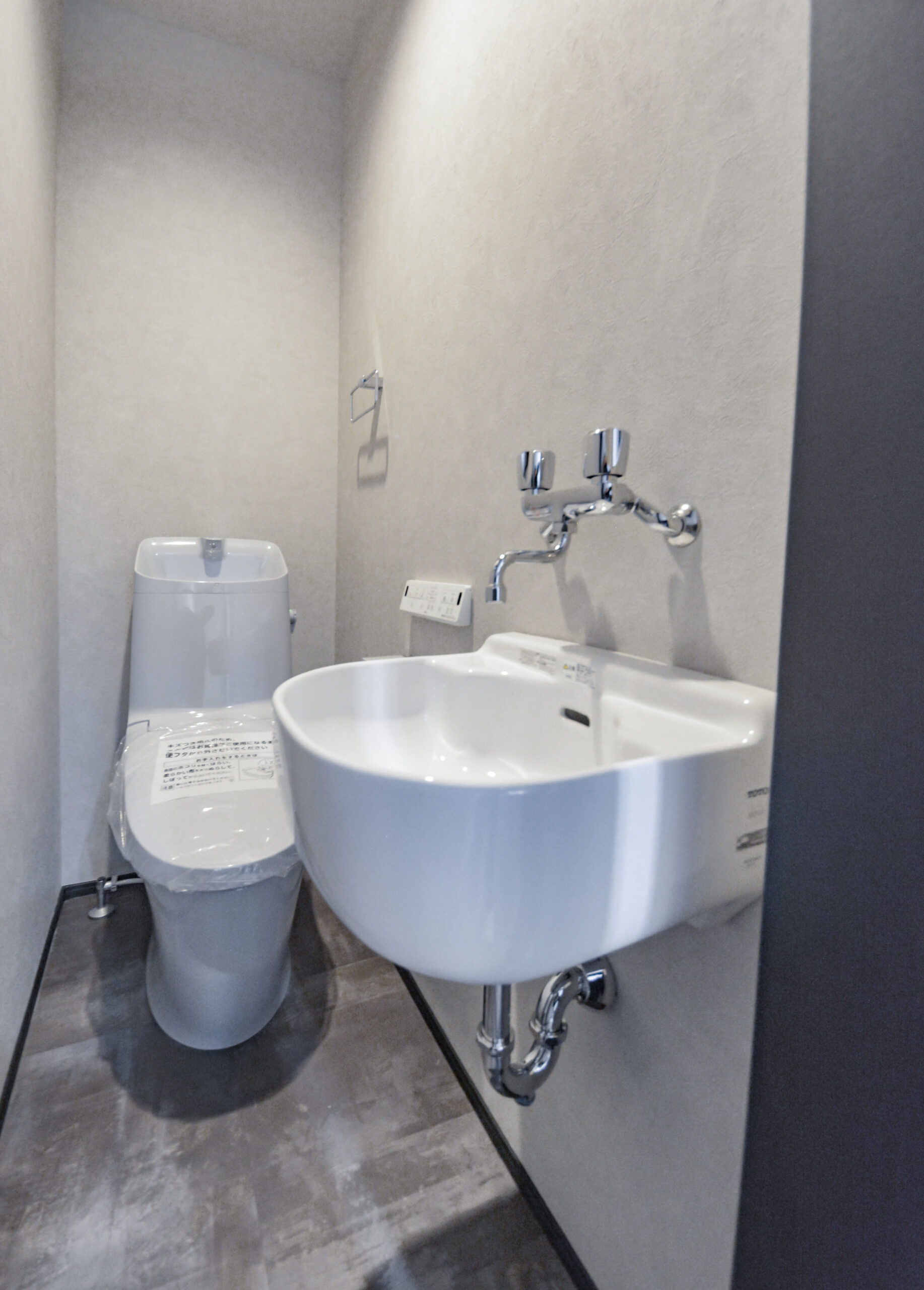 【1階トイレ①】
1階洋室から出入りできるトイレ。
こちらは主に愛犬のために使うことを想定して作られたとのこと。