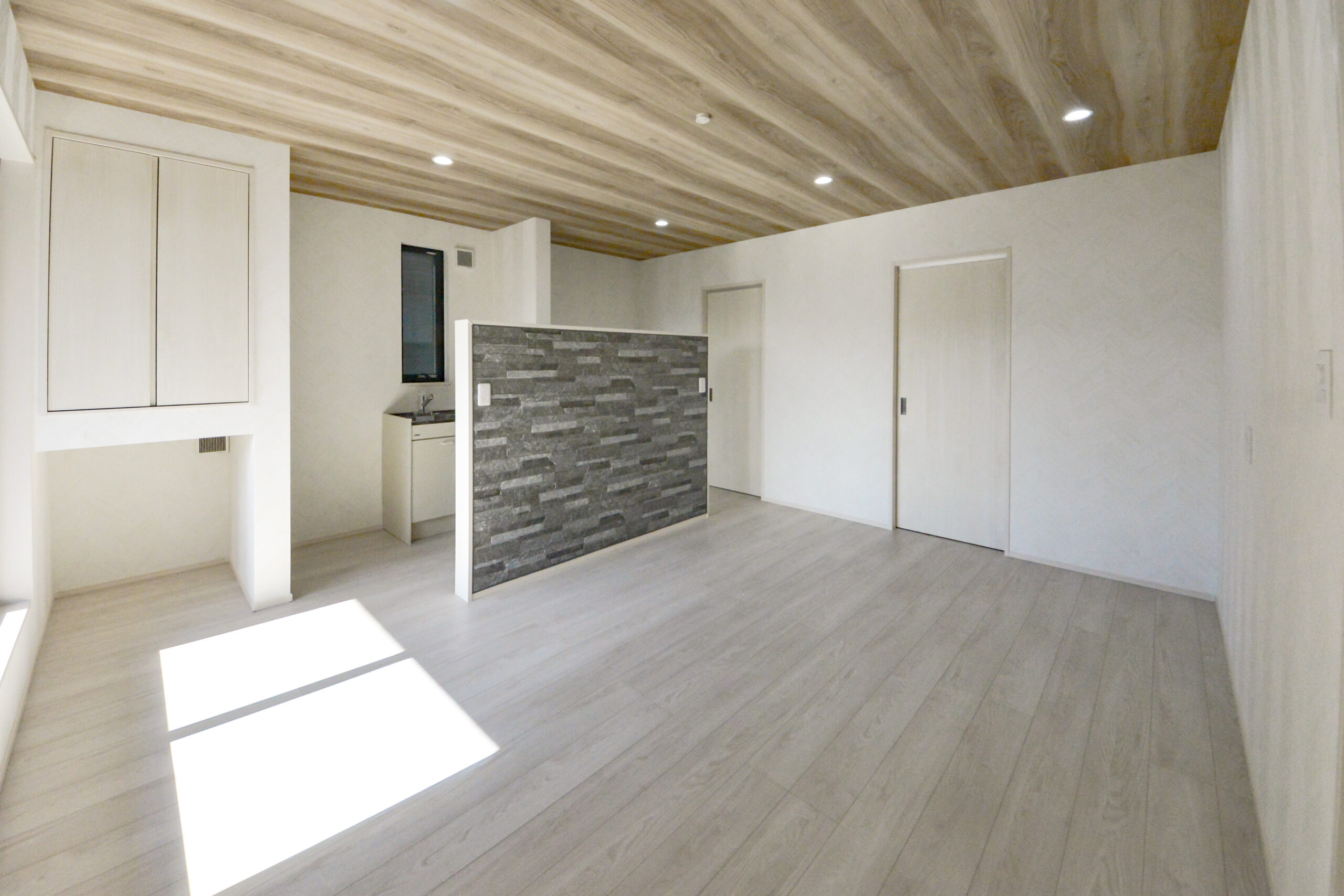 【主寝室】
ミニキッチン付きの主寝室。
ミニキッチン前の壁には外壁と同じサイディングを。