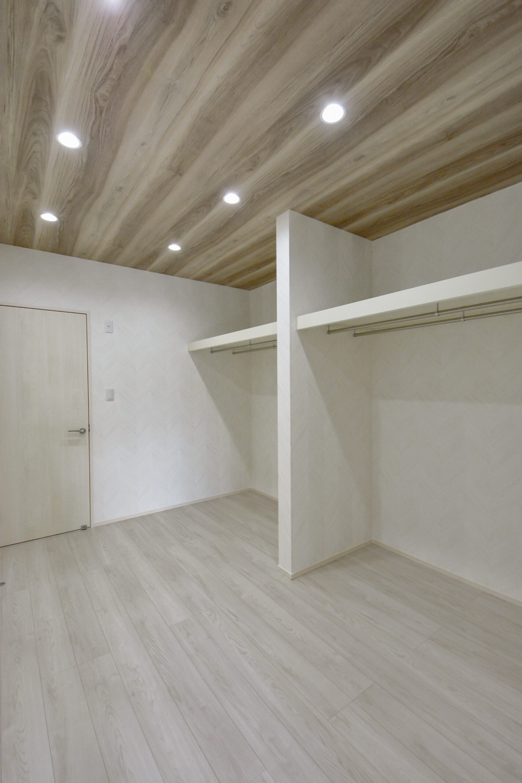 【ウォークスルークローゼット①】
主寝室からつながるウォークスルークローゼットの一つ目。
約6帖もの広さがあるゆったりとした空間です。