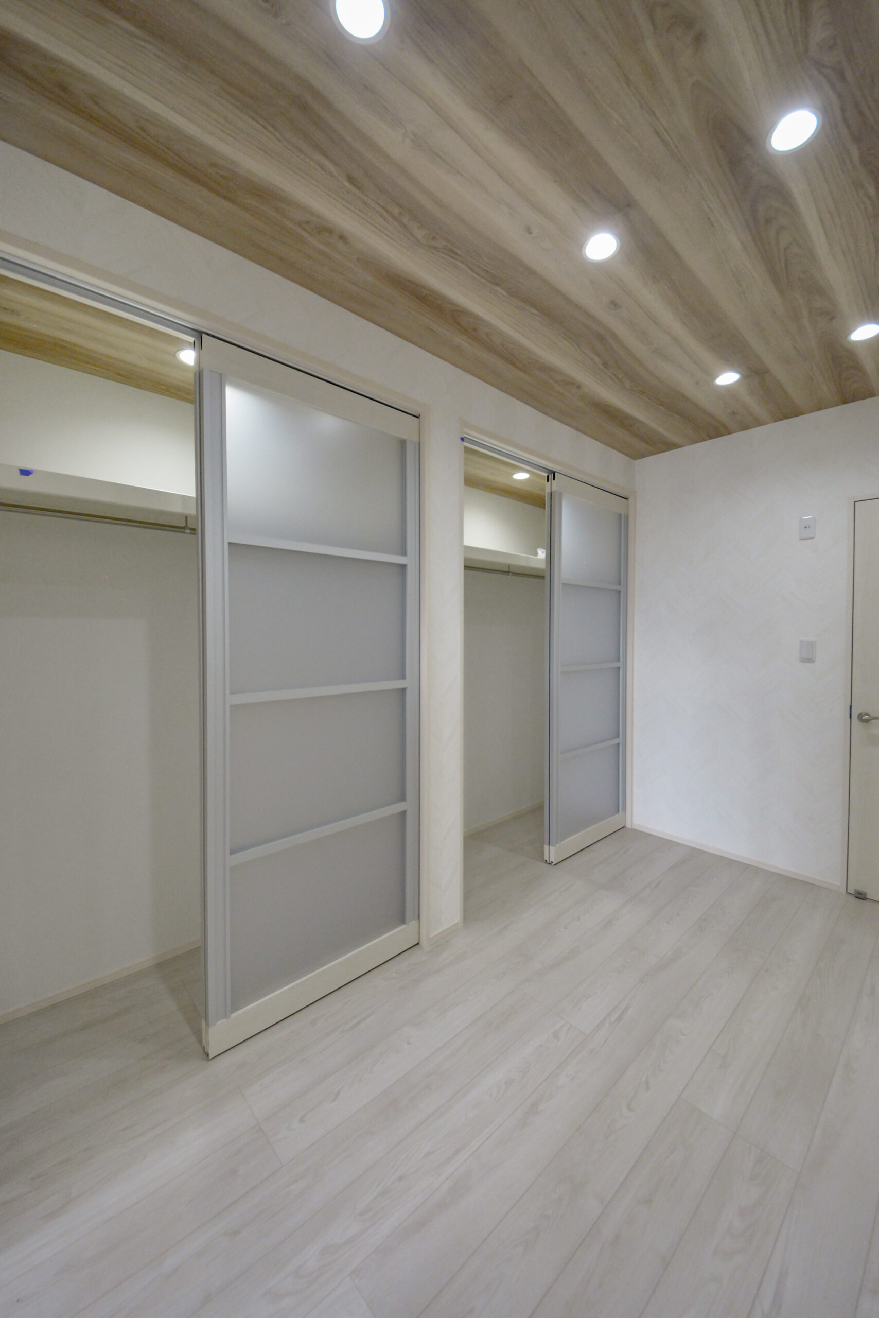 【ウォークスルークローゼット②】
主寝室からつながるもう一つのウォークスルークローゼット。
こちらも約6帖の広さがあります。