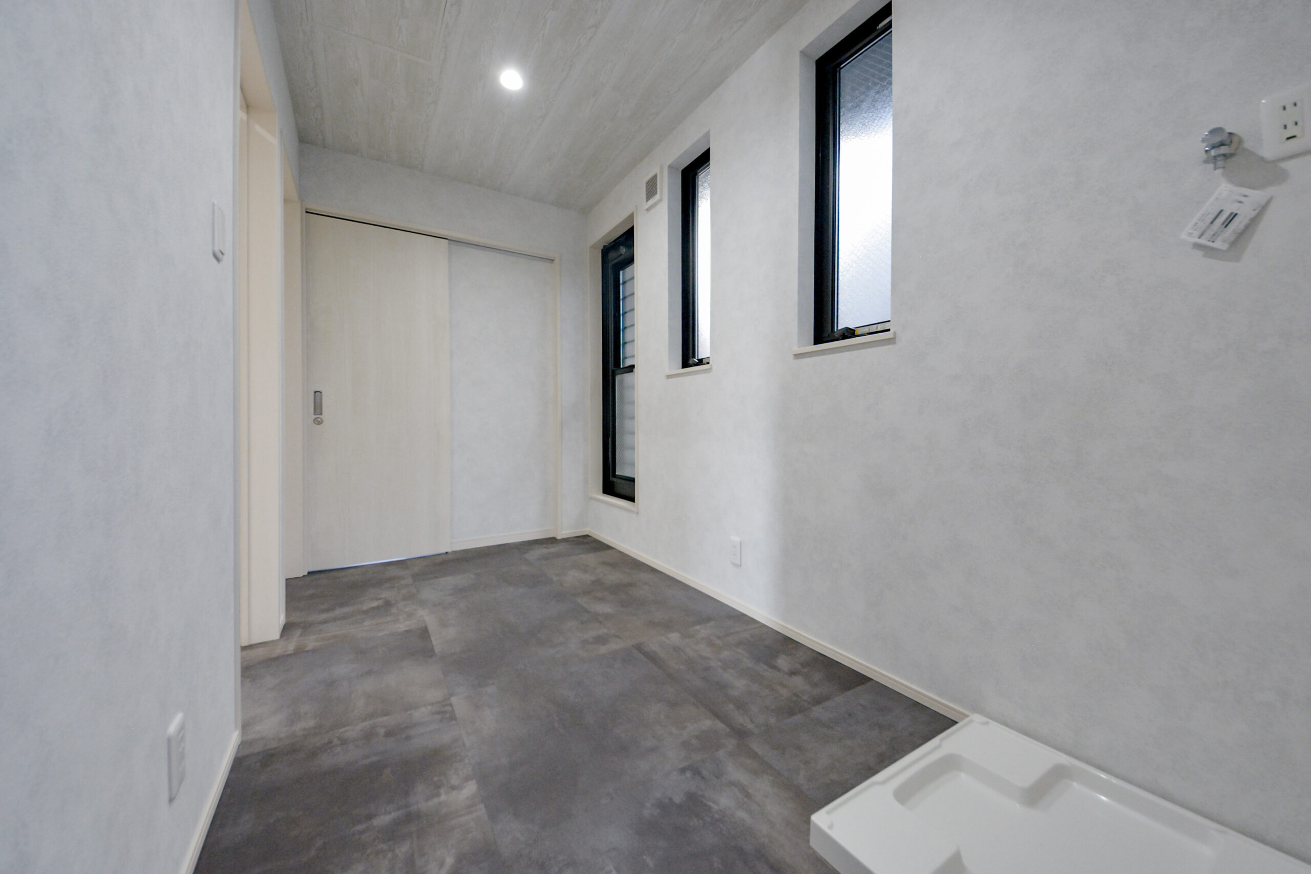 【ランドリースペース】
ウォークスルークローゼットを抜けると脱衣所に繋がっています。