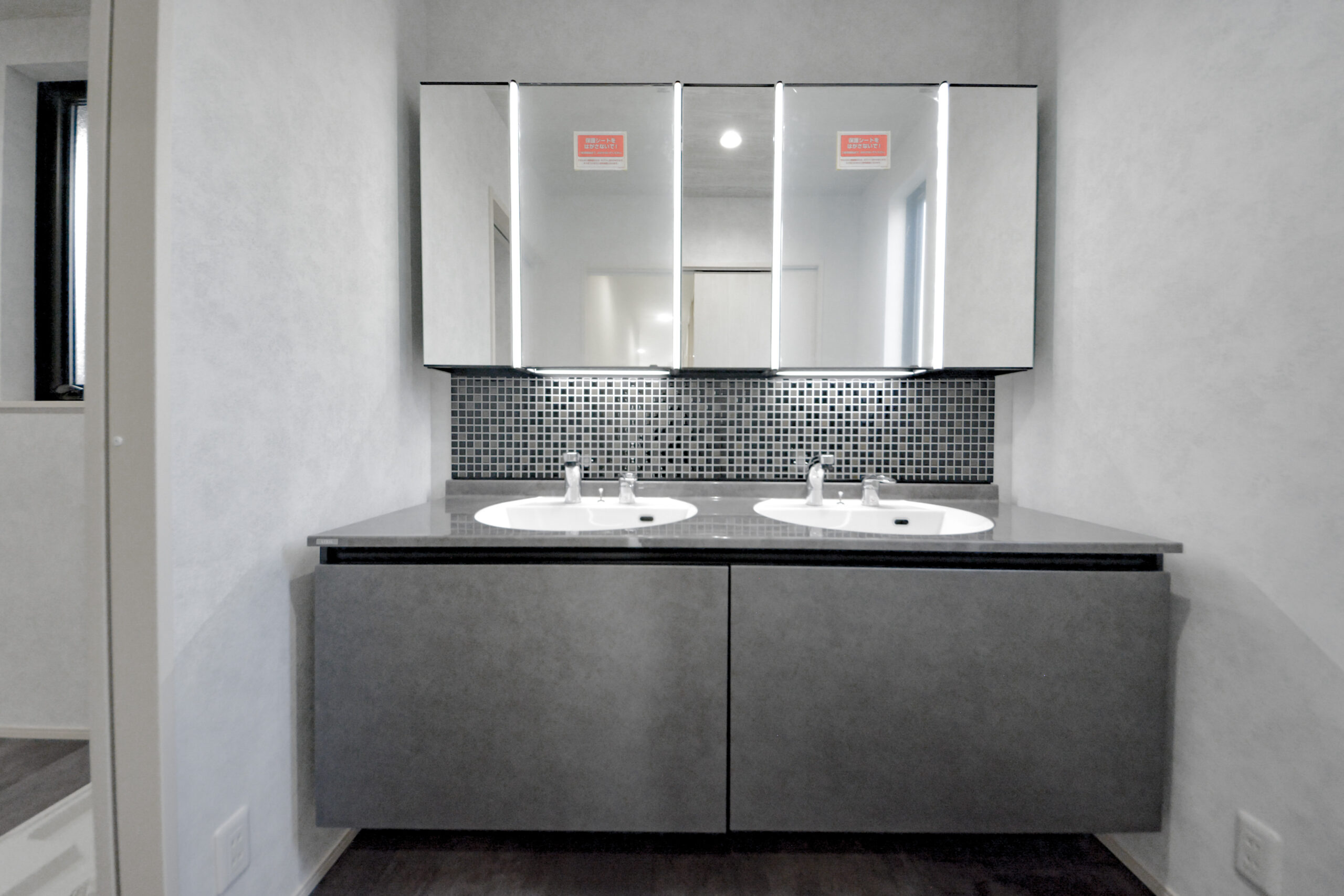 【洗面所】
ホテルライクで落ち着いた雰囲気の洗面所。
2人ならんで使用できる広々とした洗面台を設置しています。