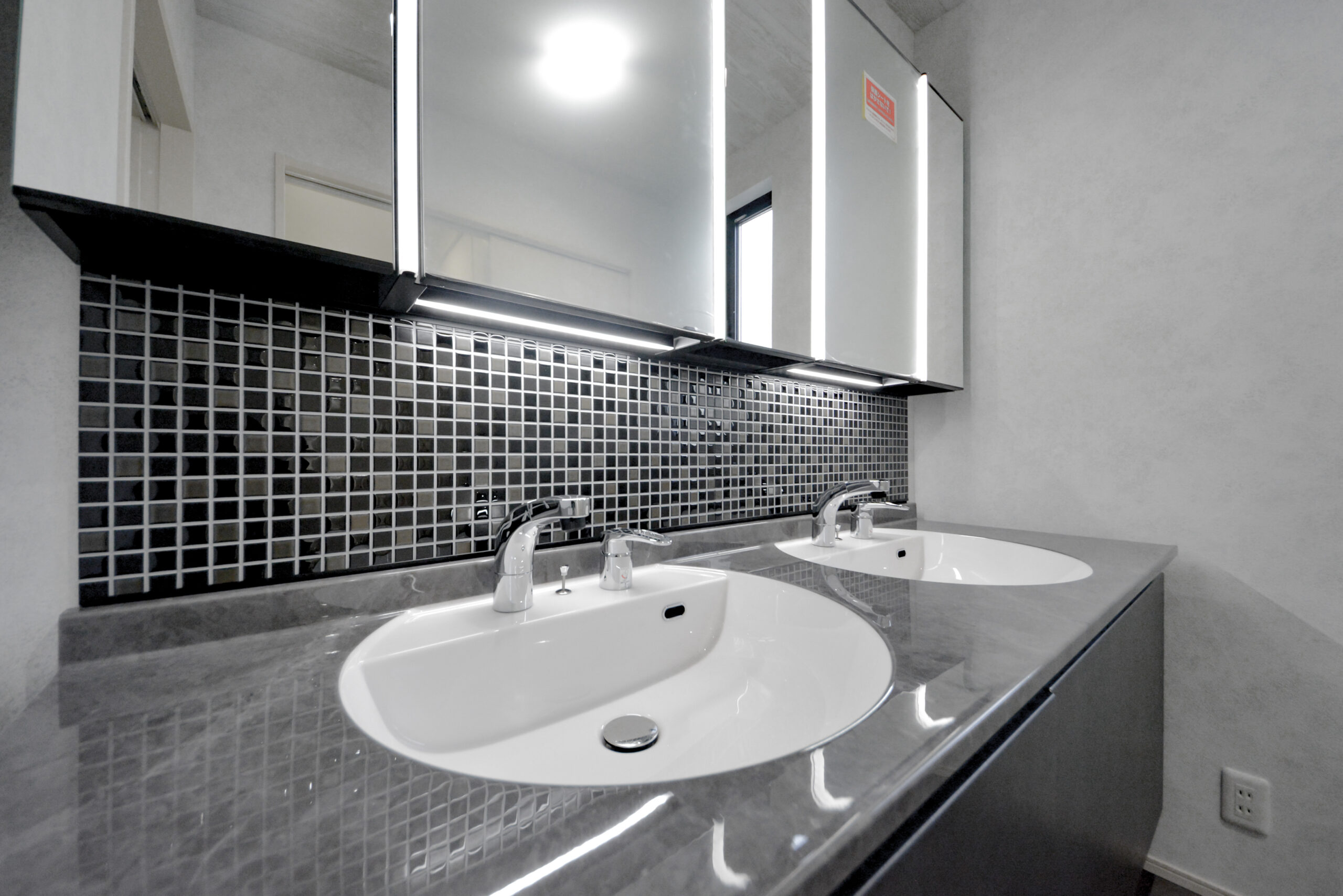 【洗面所】
鏡下のタイルや大理石風の洗面カウンターが高級感を演出します。
鏡についたライトはセンサーで点灯可能。