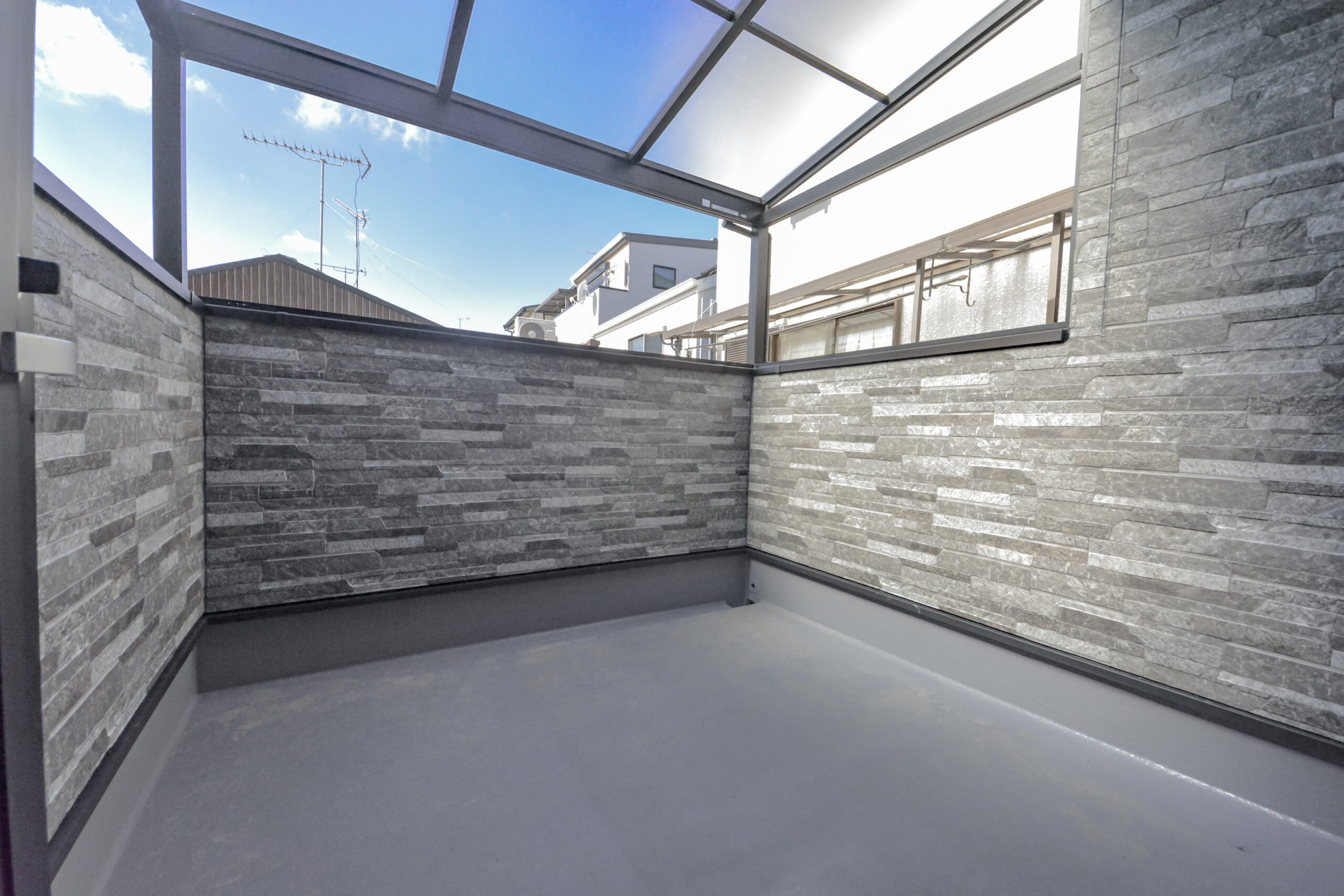 【テラス】
ランドリースペース横の勝手口からはテラスへ出入りすることができます。
お洗濯の際の動線もバッチリですね！