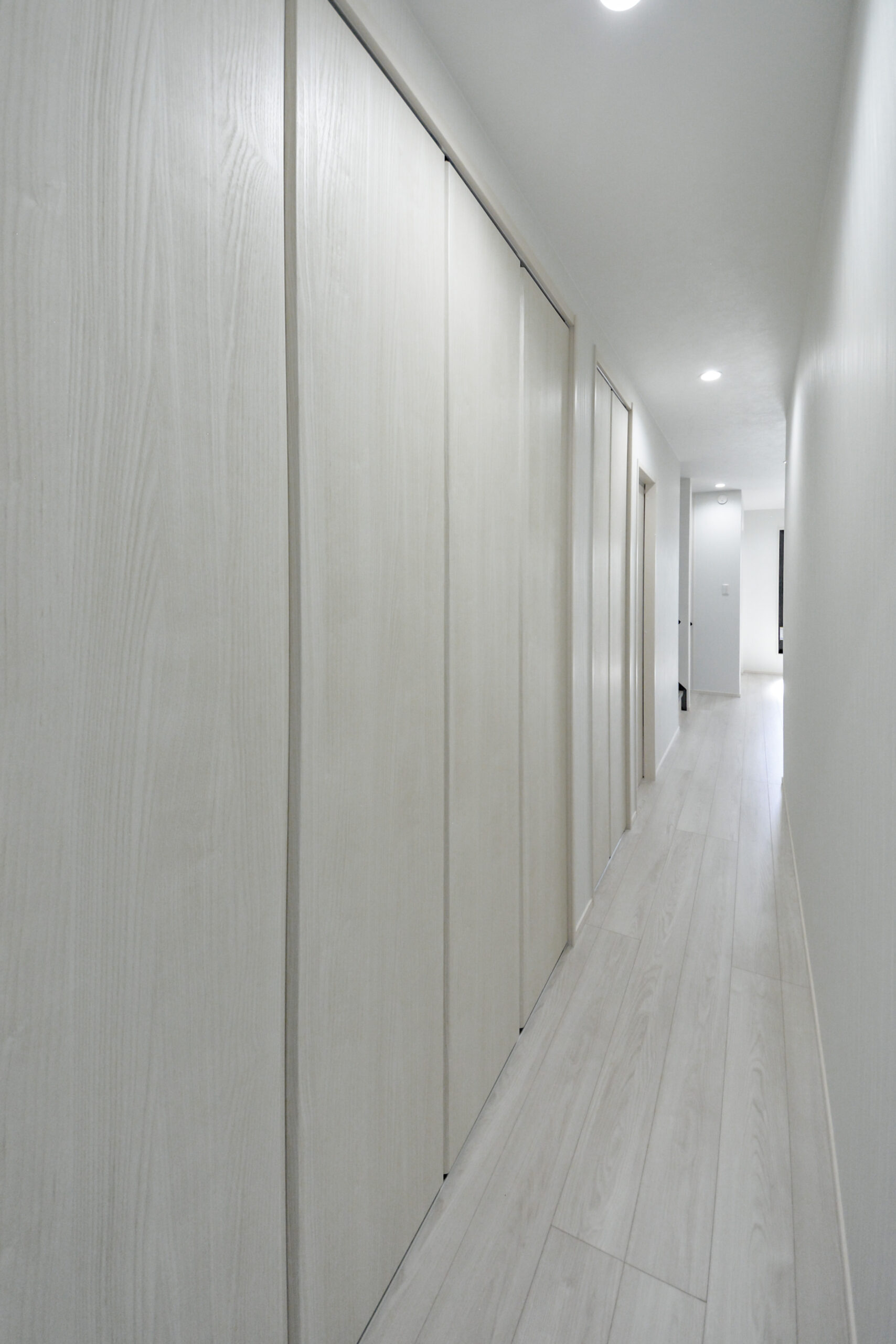 【2階廊下】
廊下にも収納スペースをたっぷりと確保。