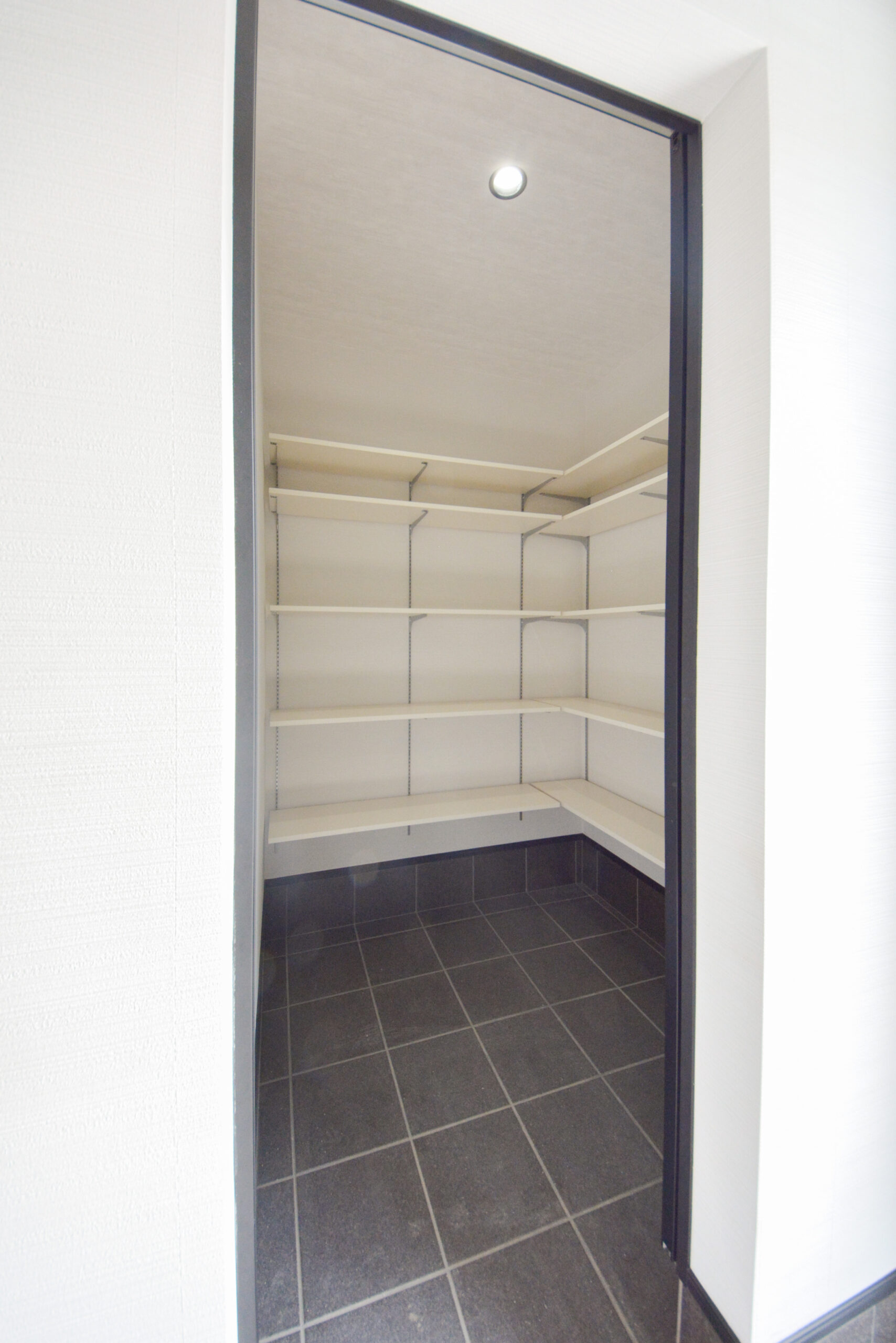 【シューズインクローク】
大容量のシューズインクローク。