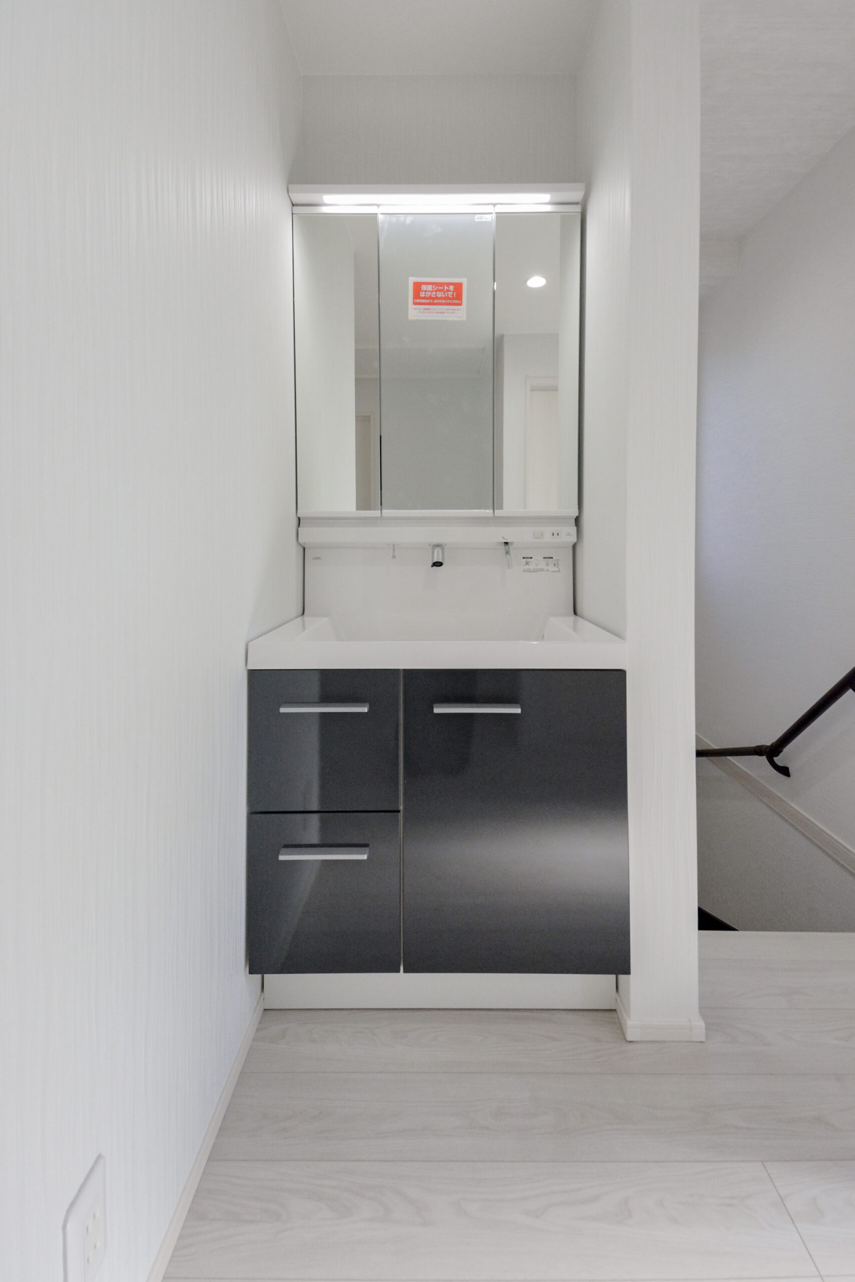 【3階廊下 洗面台】
3階にも洗面台を設置。
3階にはゲストルームがあるため、ゲストが使用するのにもぴったりな設備です。