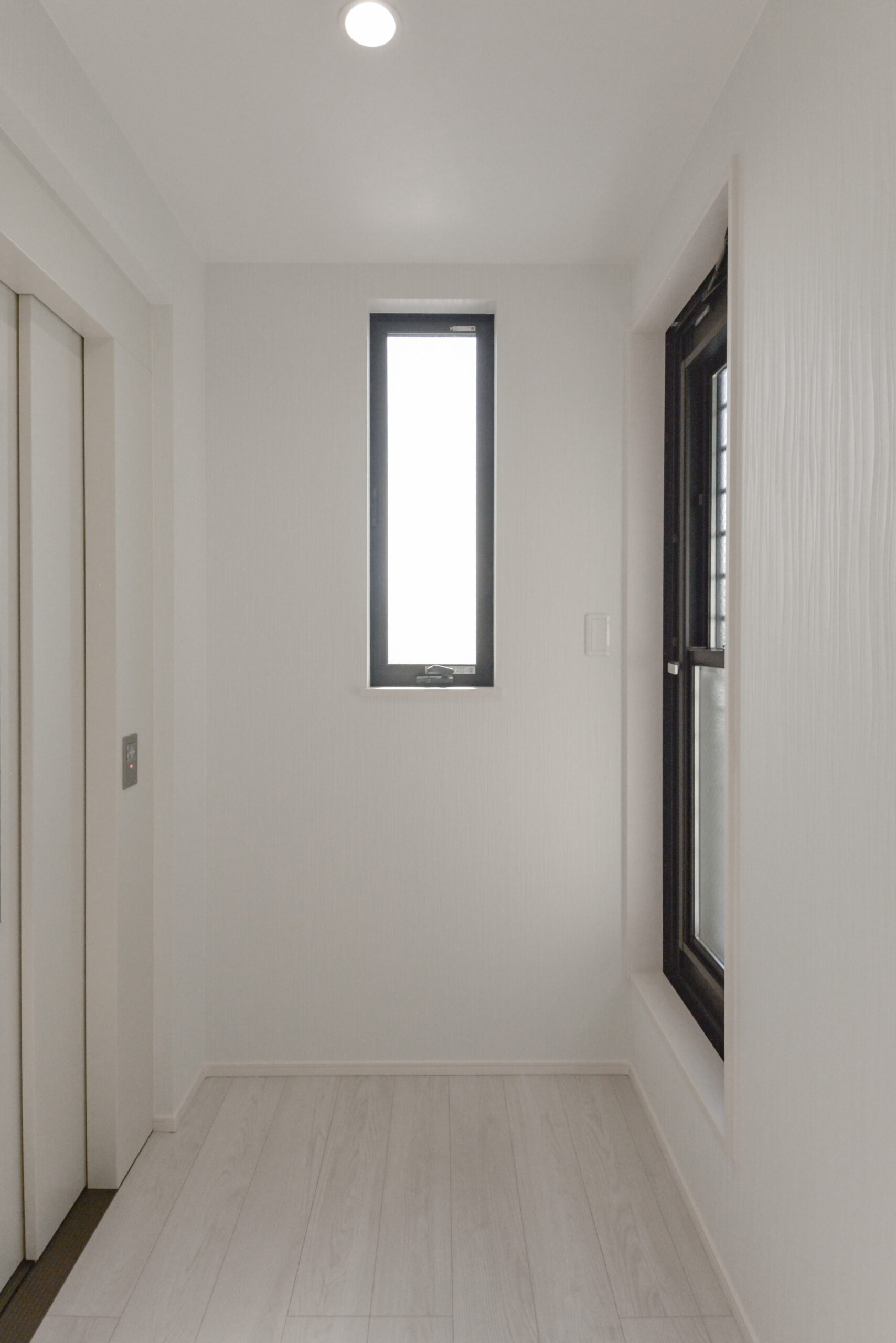 【3階廊下】
エレベーターを降りた目の前にはバルコニーにつながる勝手口がございます。