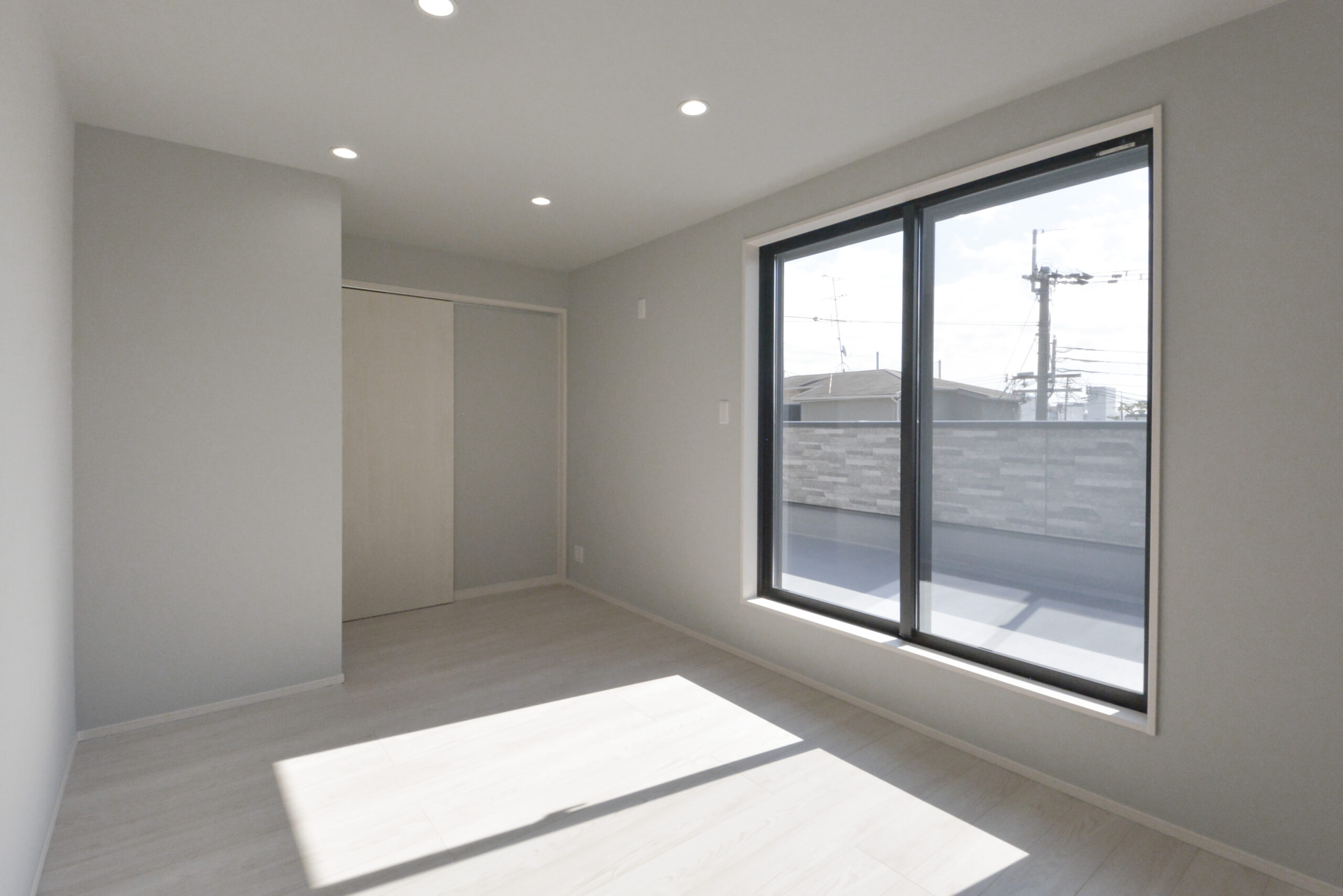 【3階洋室②】
日光の差し込む日当たりの良い洋室。
趣味のためのお部屋として使用される予定なんだそうです。