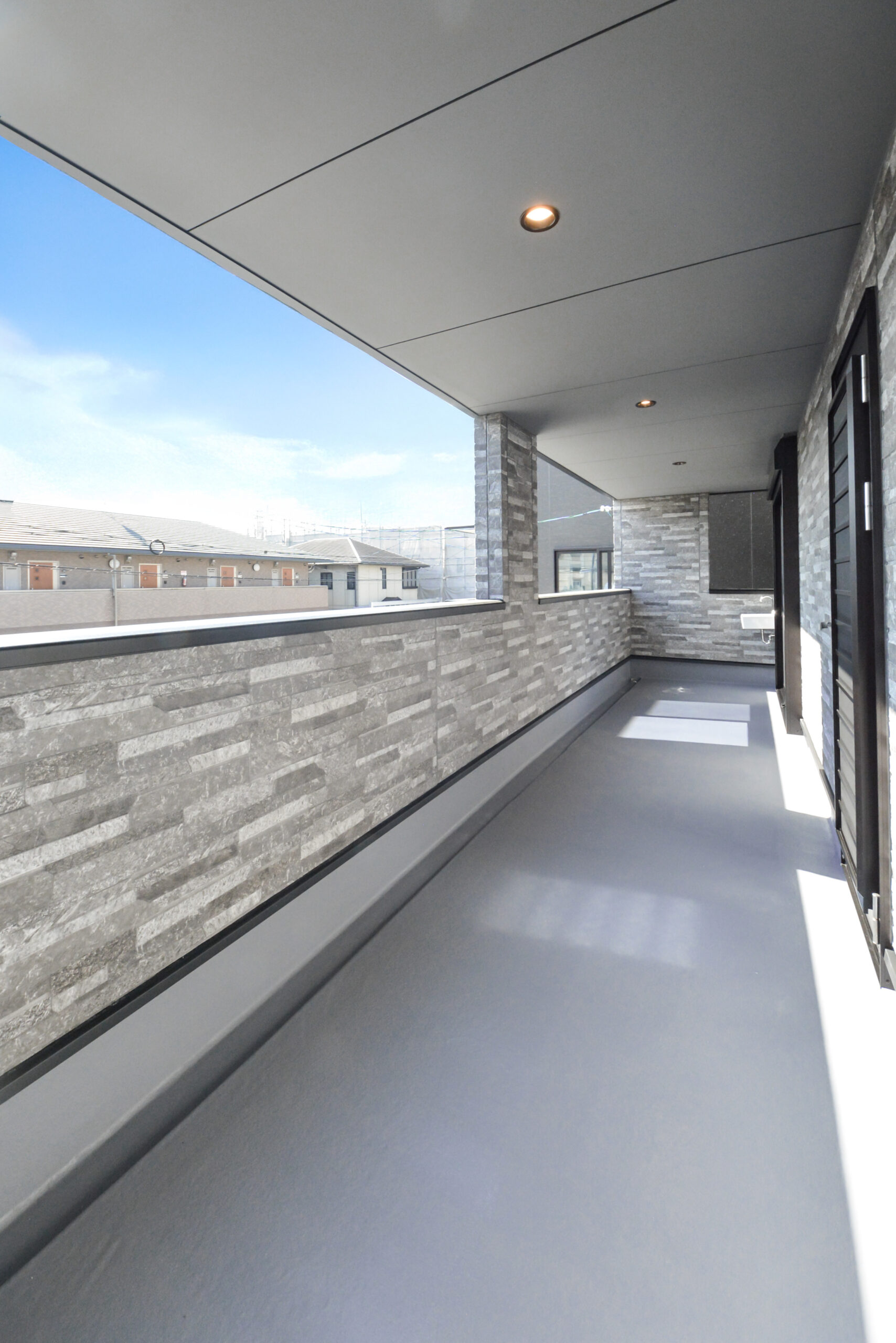 【2階インナーバルコニー】
ひろびろとしたインナーバルコニー。
ちょっとしたBBQなども楽しめそうな広さがあります。