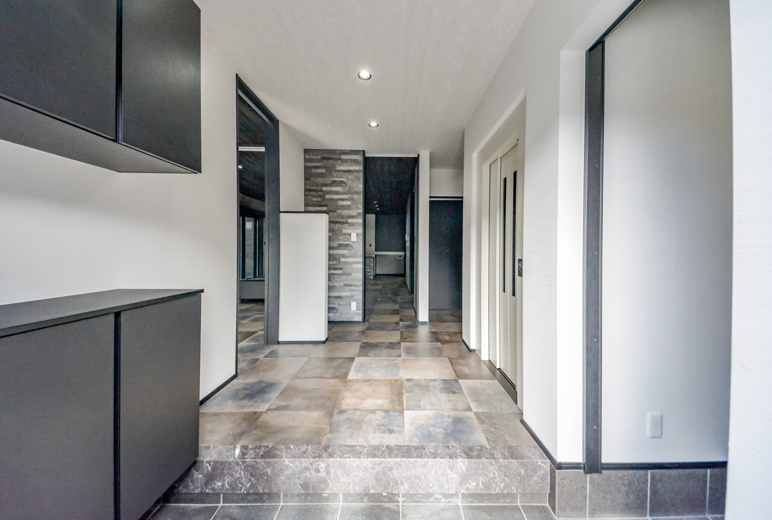 【玄関】
広々とした玄関ホール。
リビングとセカンドリビングの建具にハイドアを採用することで、空間を縦にも広々と使っています。