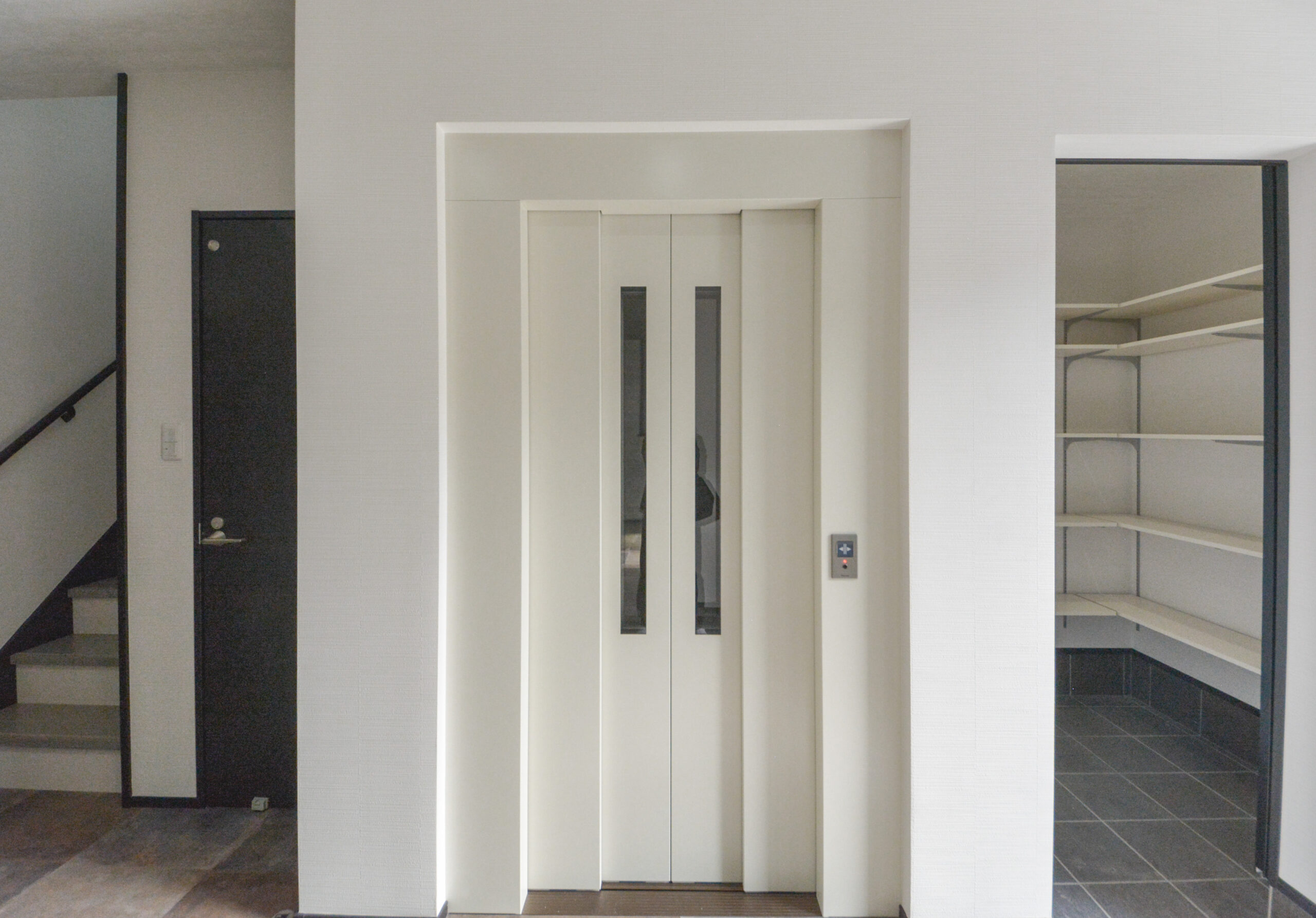 【エレベーター】
大きな荷物や階段がしんどい方にも安心のエレベーター。