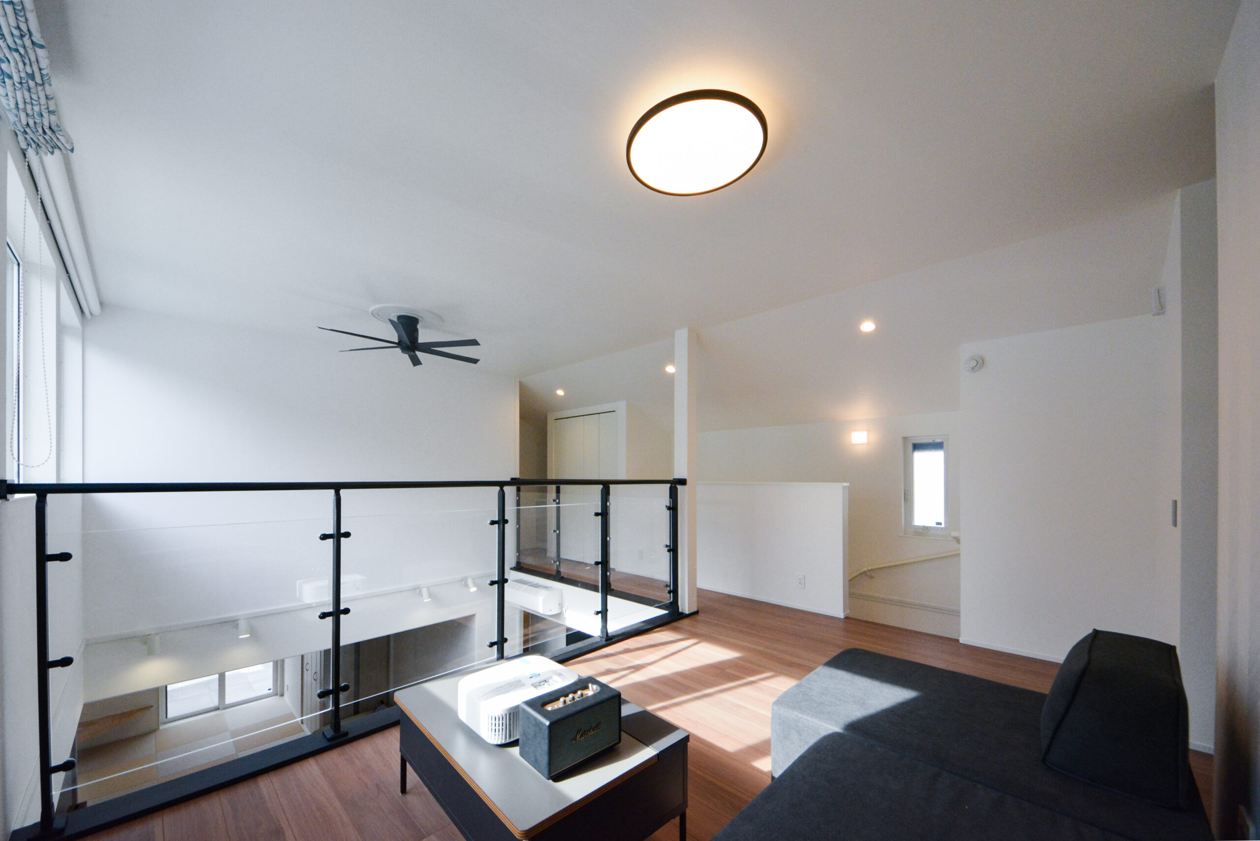 【2階吹抜け】
クリア素材のパネルを使用することで、吹抜け部分の開放感と、空間の明るさをアップ。