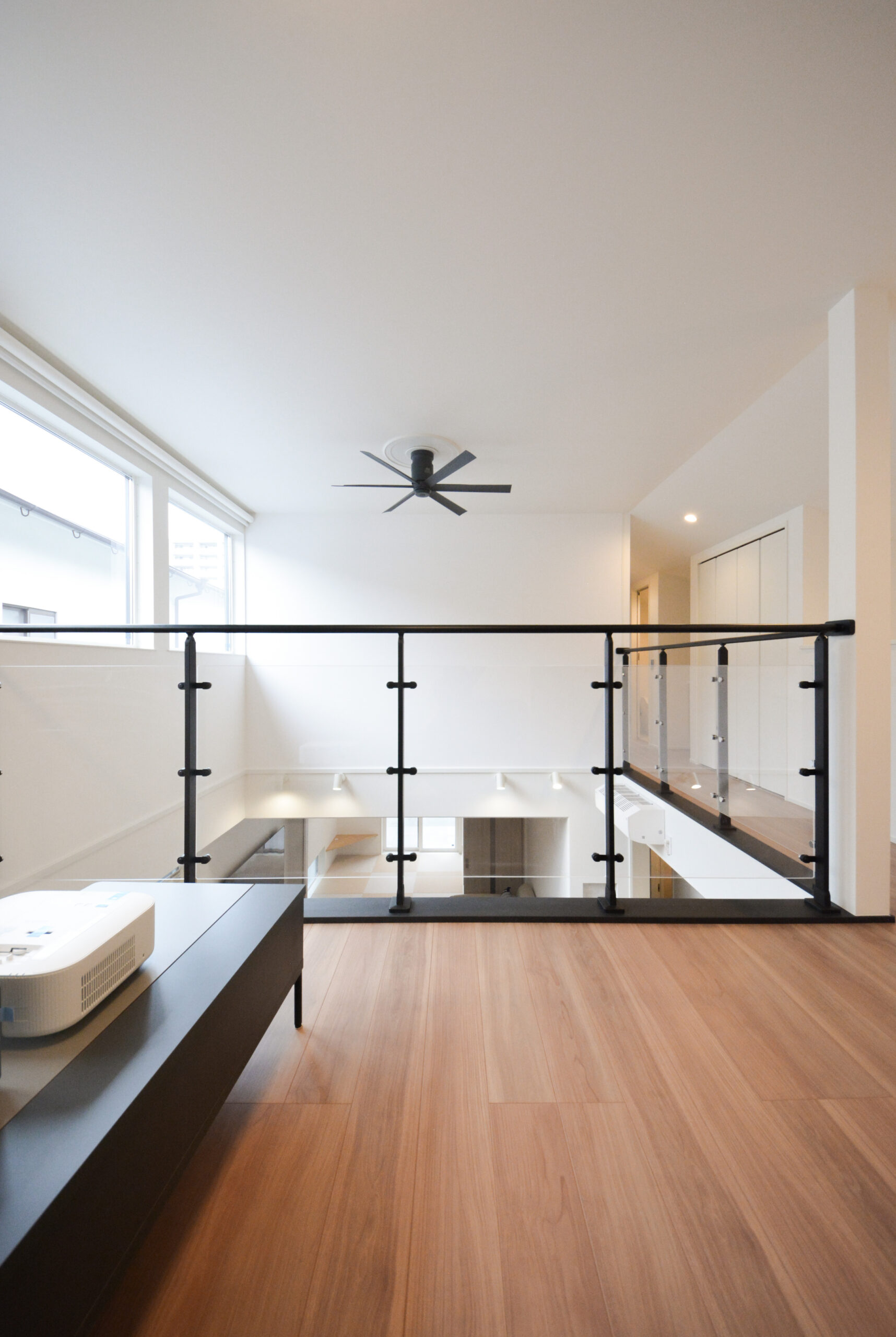 【2階吹抜け】
吹き抜けの向かい側の壁にはプロジェクターを投影できるようになっています。