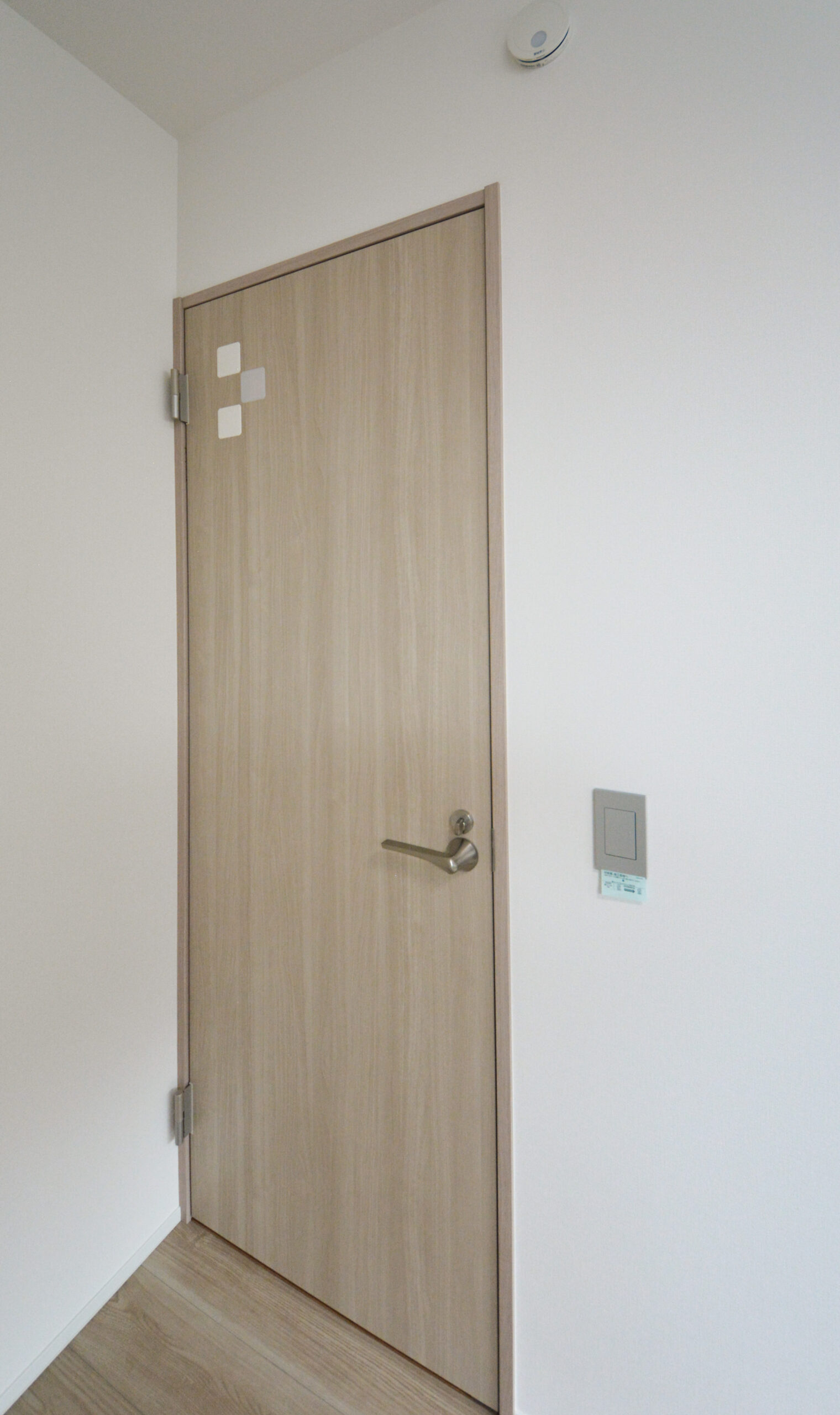 【2階洋室②（建具）】
洋室①の落ち着いた色のドアに対し、こちらのお部屋は室内の可愛らしい雰囲気に合わせてナチュラルな色のものを採用しています。