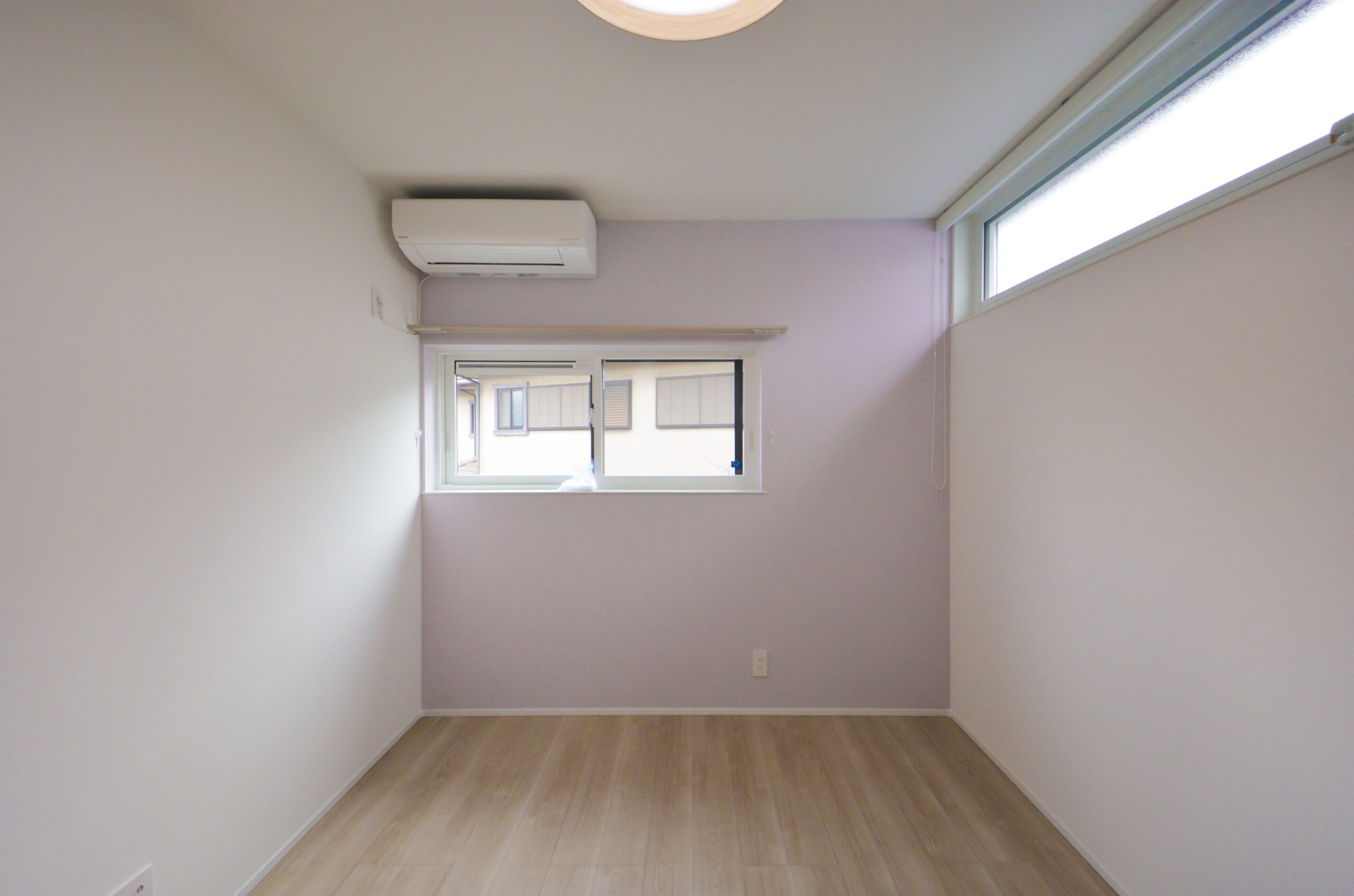 【2階洋室②】
ラベンター色のアクセントクロスが可愛いですね。