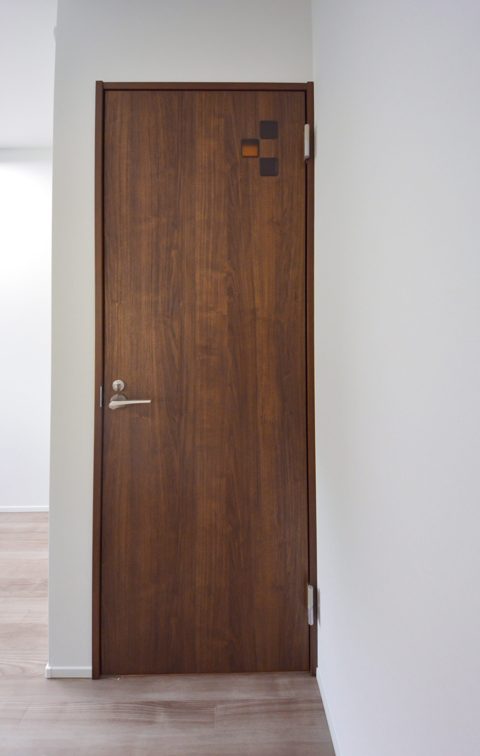 【2階洋室①（建具）】
ドアには光を透かす窓が設置されており、部屋の中の電気がついているかどうかを廊下からも確認することができます。