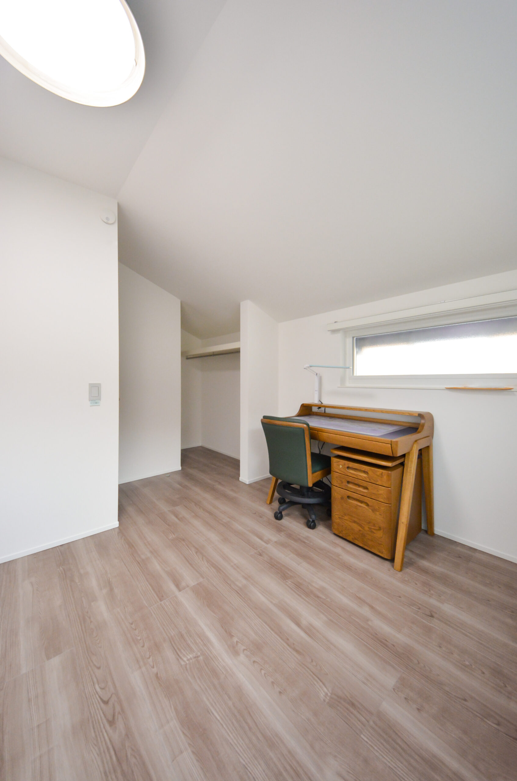 【2階洋室①】
オープンクローゼット収納です。