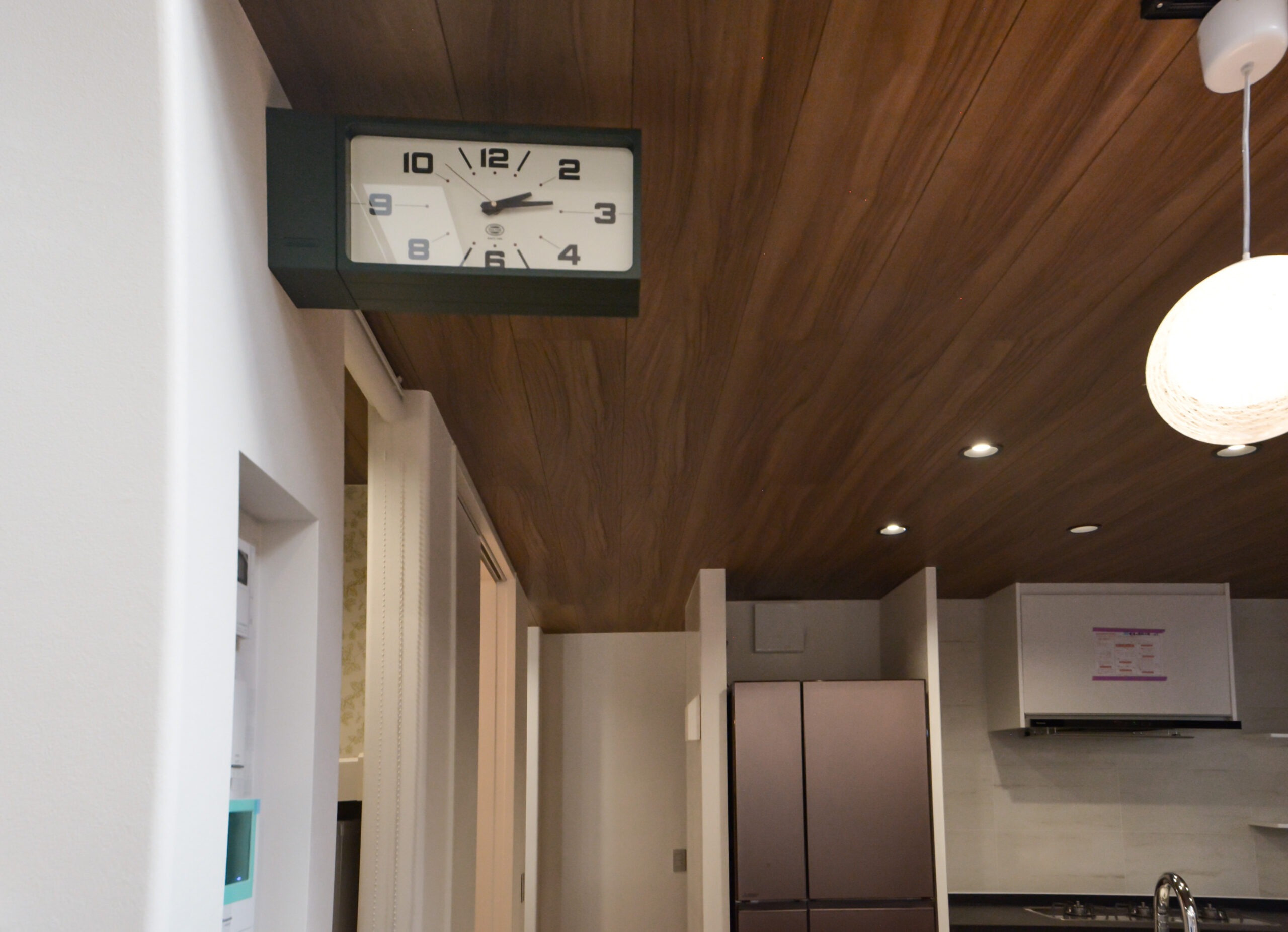 【キッチン】
キッチン横には時計を設置。
キッチン側からもリビング側からも見えるこだわり仕様です。