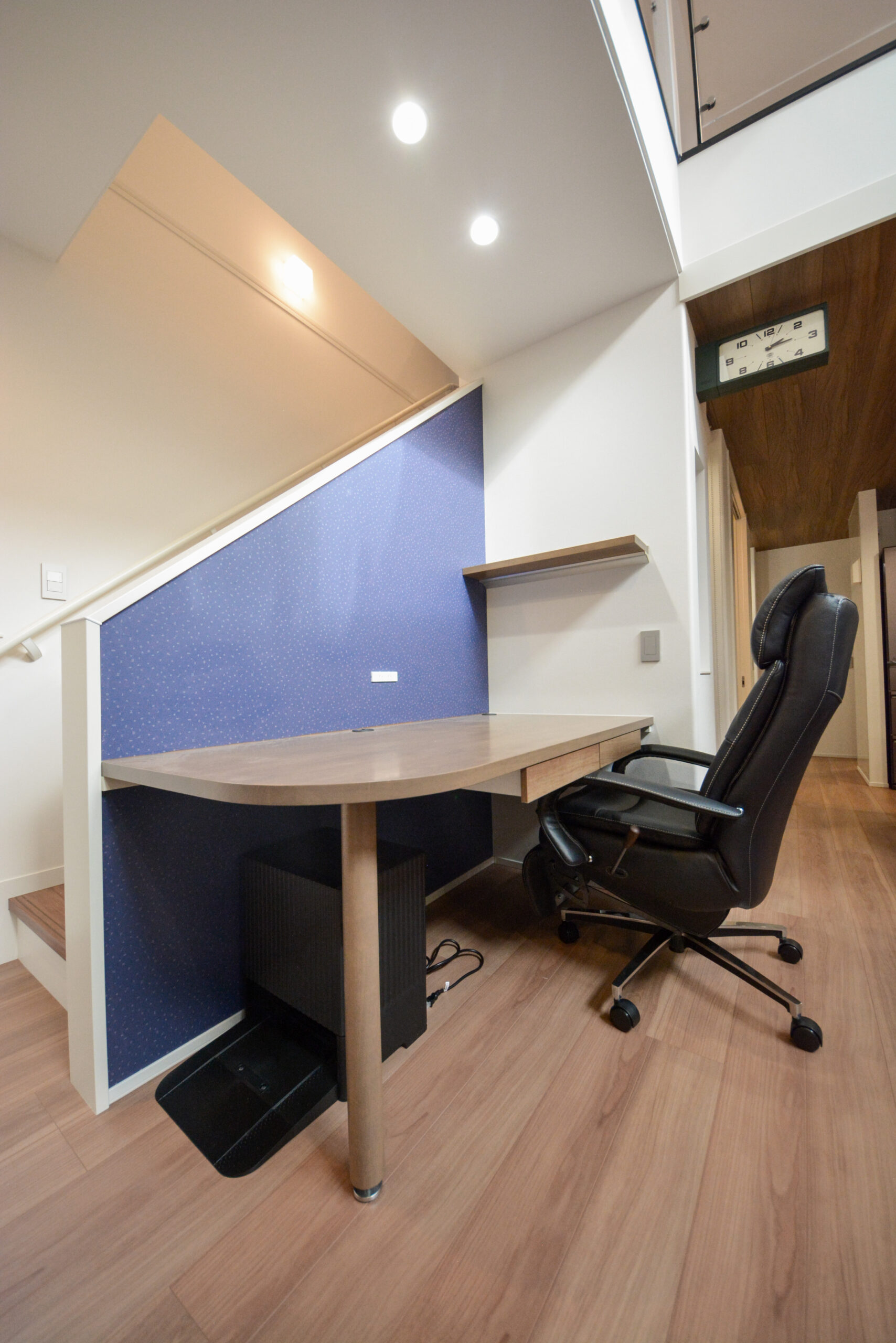 【LDK（カウンタースペース）】
リビングの階段横にはカウンタースペース。
お子様の宿題スペースやちょっとした読書スペースなどに。