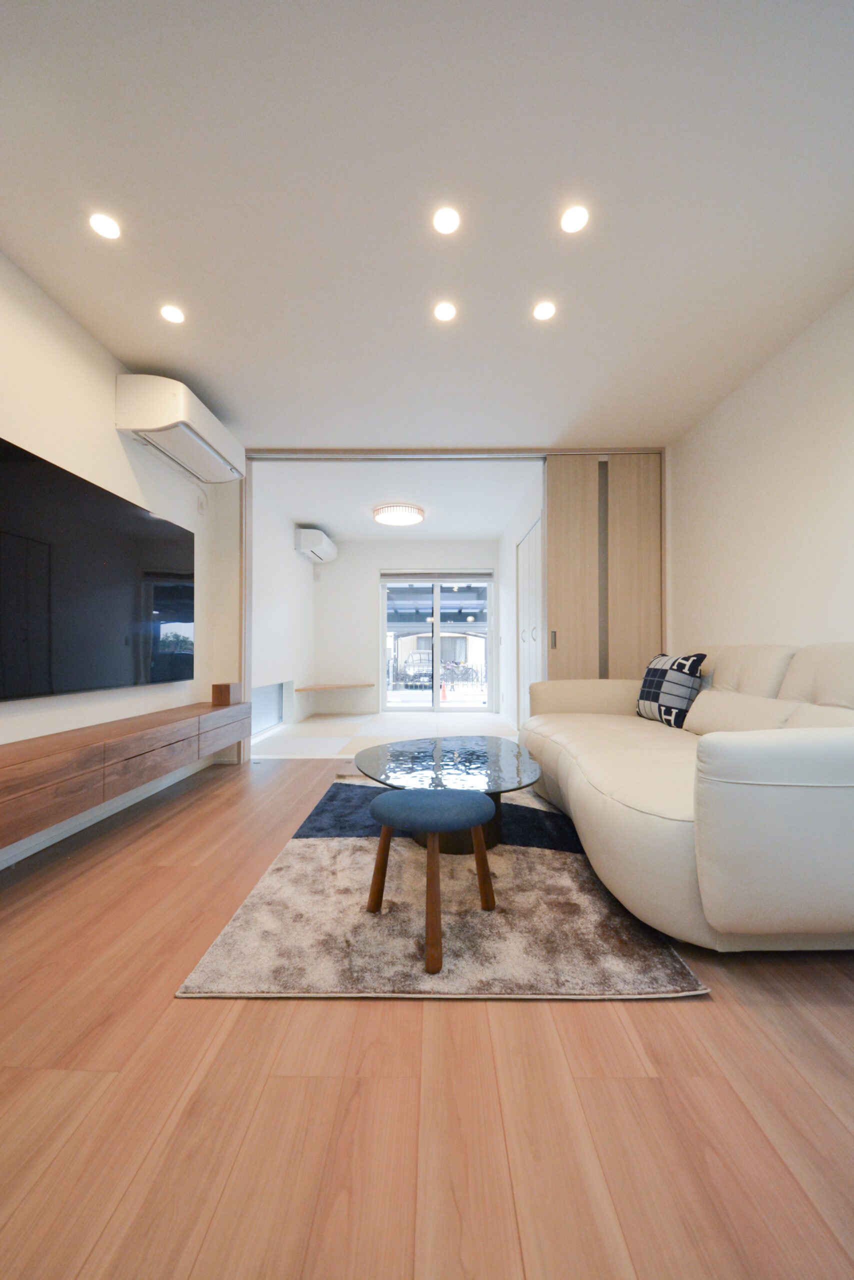 【LDK（リビング）】
リビングと隣の和室はつなげて一つの空間としてもご利用いただけます。
リビングと和室間の建具にはハイドアが使用されています。