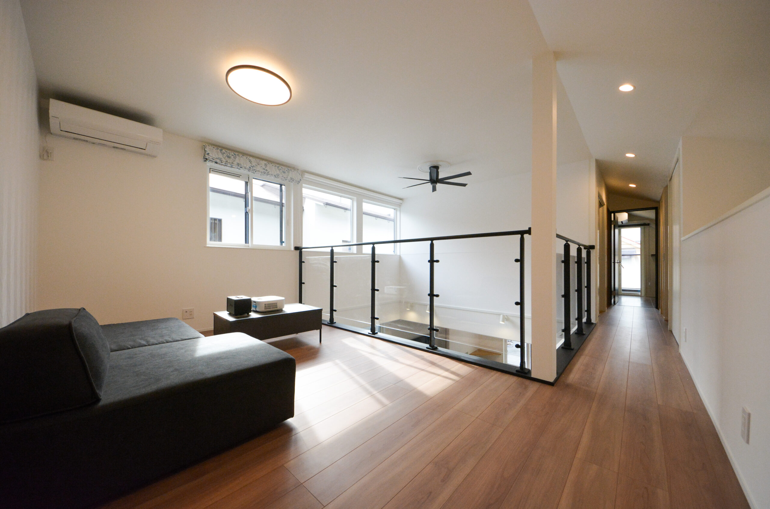 【2階吹抜け】
「これぞ注文住宅」といった風貌のおしゃれな吹抜けスペース！