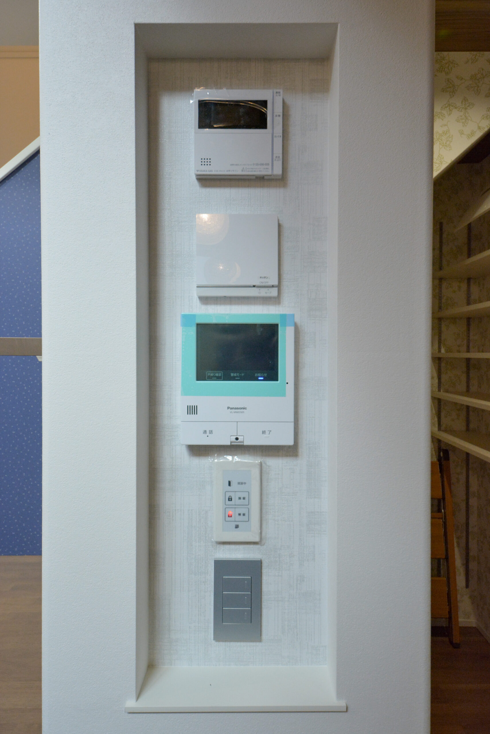 【LDK】
スイッチニッチ。
インターホンやスマートキーのリモコン、床暖房のリモコンなどがまとめられています。