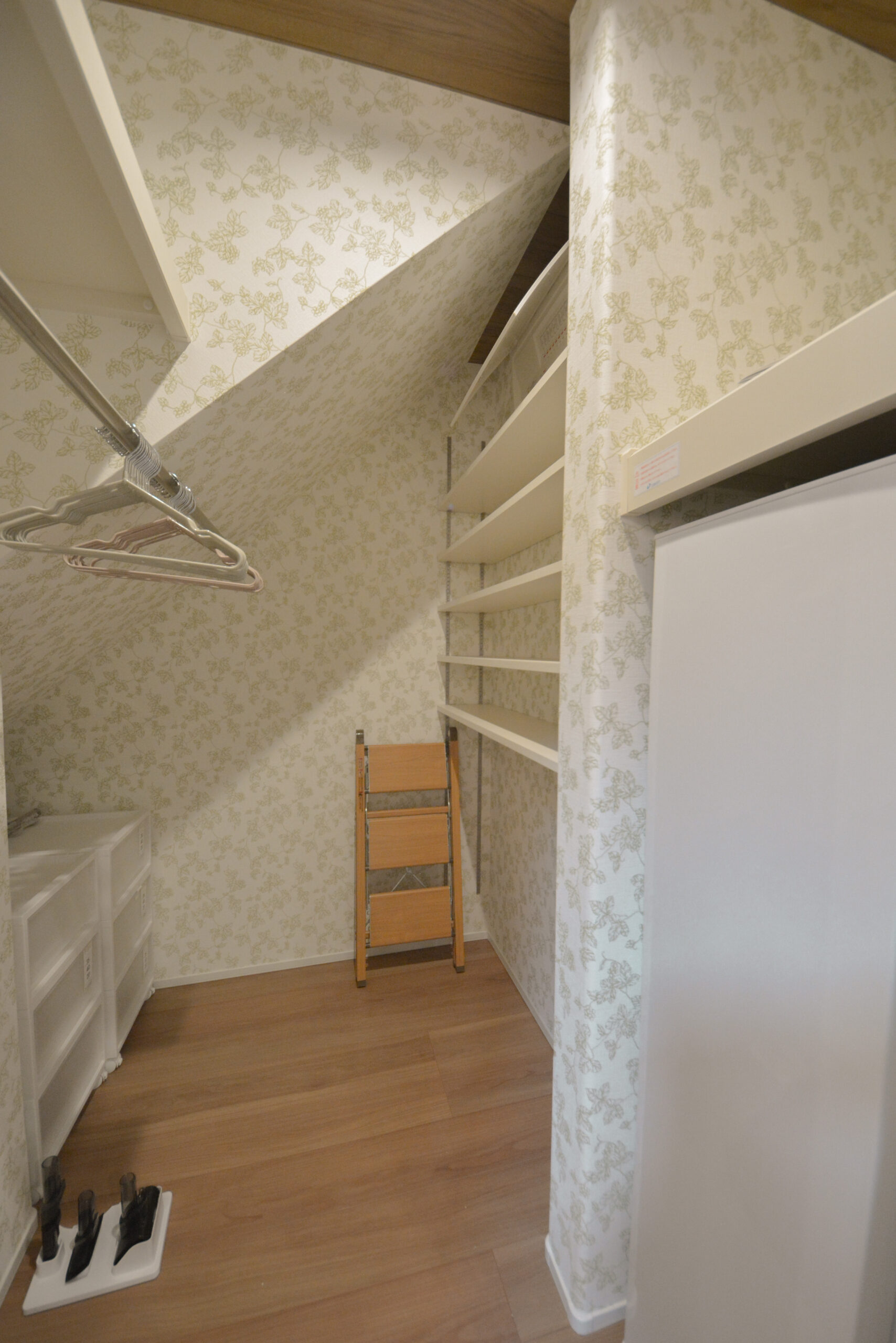 【パントリー】
キッチン横のパントリー収納。