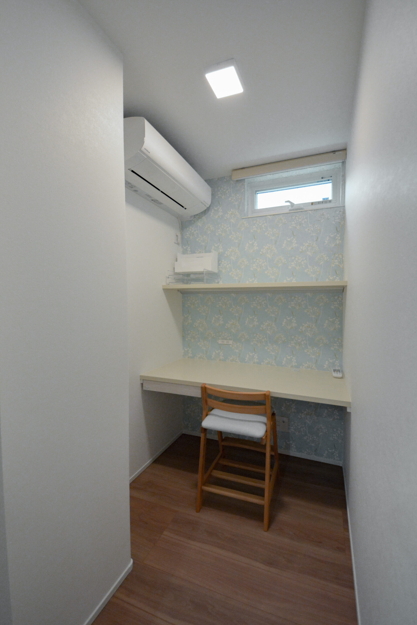 【家事室】
家事の合間に利用できるちょっとしたカウンタースペース。
エアコンが個別についておりますので、夏や冬でも快適に過ごせそうです。