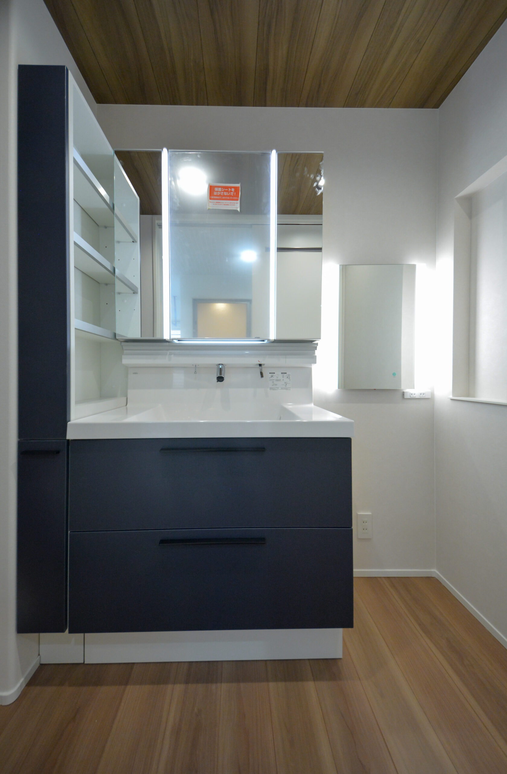 【洗面スペース】
洗面台はワイドな三面鏡ドレッサー。
いずれも照明で明るく、メイクなども含めた朝の身支度の時間にも大活躍しそうですね！