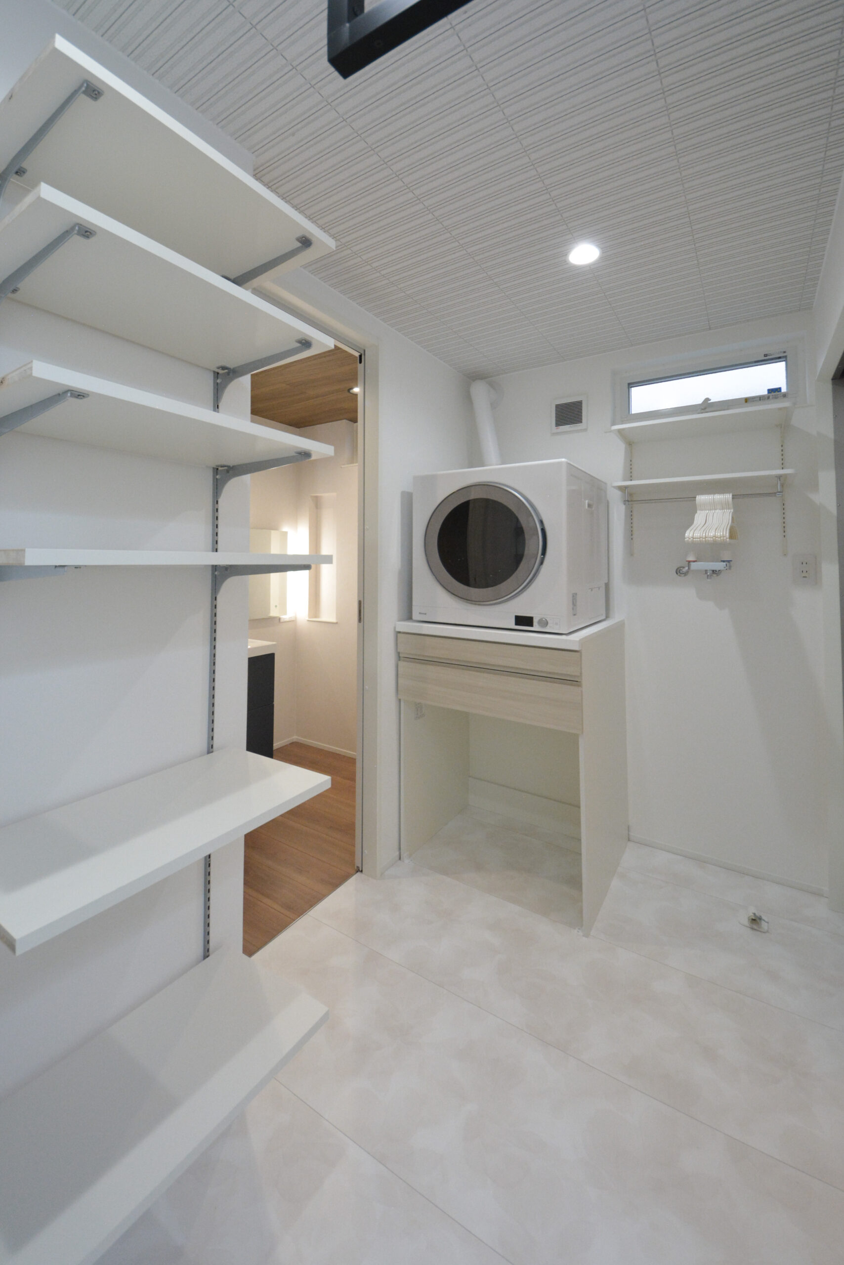 【ランドリールーム】
お洗濯をこの一部屋で完結できるランドリールーム。
洗濯機、乾太くん、物干しなどが全て揃っています。