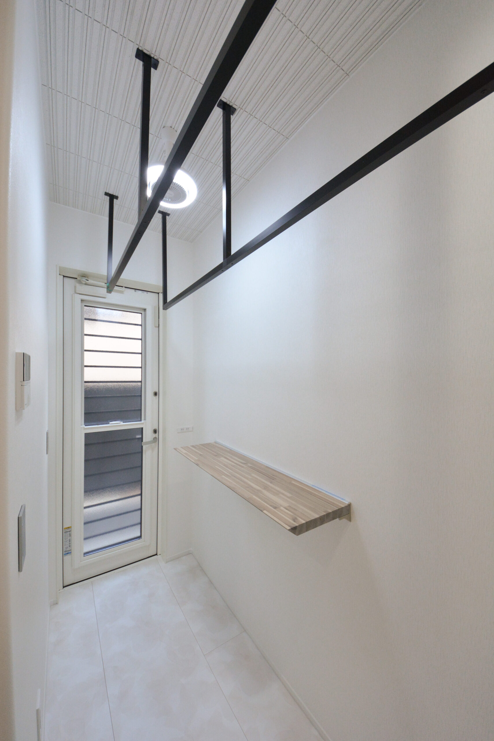 【ランドリールーム】
物干しスペース。
家事の際に便利な小さなカウンター付き。