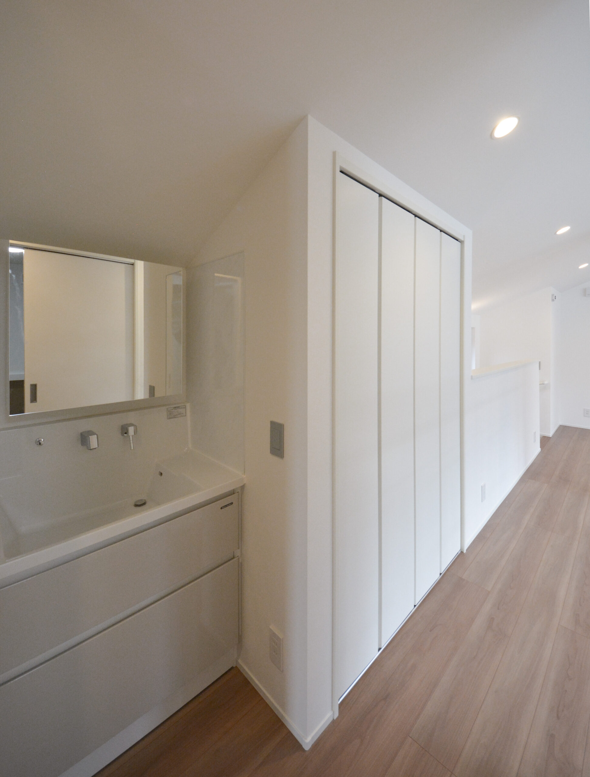 【2階廊下】
2階廊下にも洗面台が設置されています。