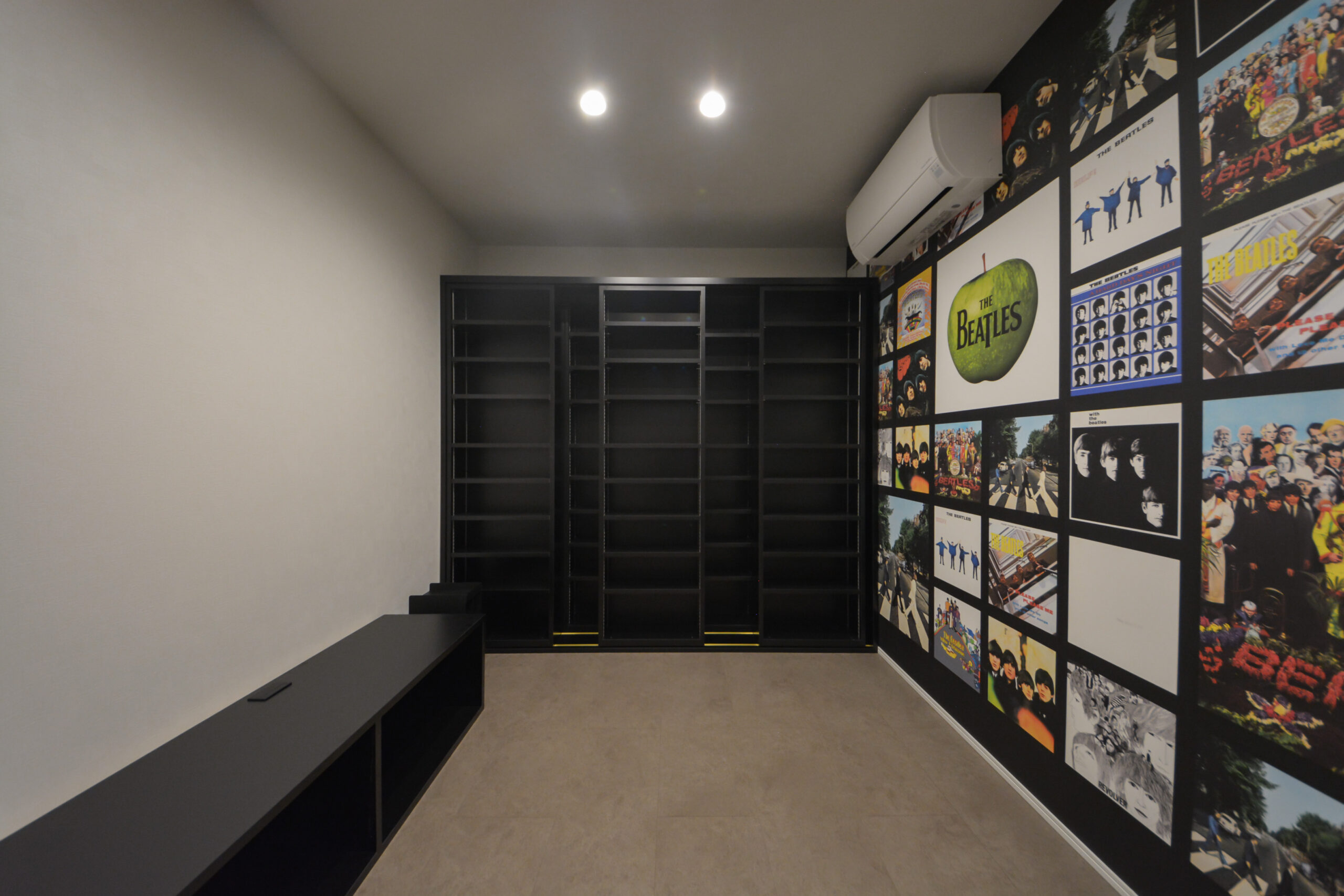 【防音室】
1階には楽器や歌の練習に使用予定の防音室。
可動式の大容量本棚も魅力的です。