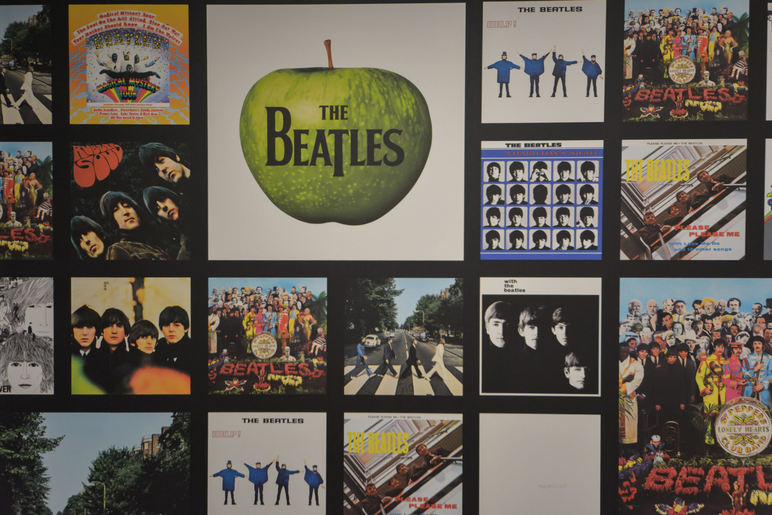 【防音室（クロス）】
防音室のアクセントクロスは施主様の好きな『BEATLES』を全面にあしらいました。